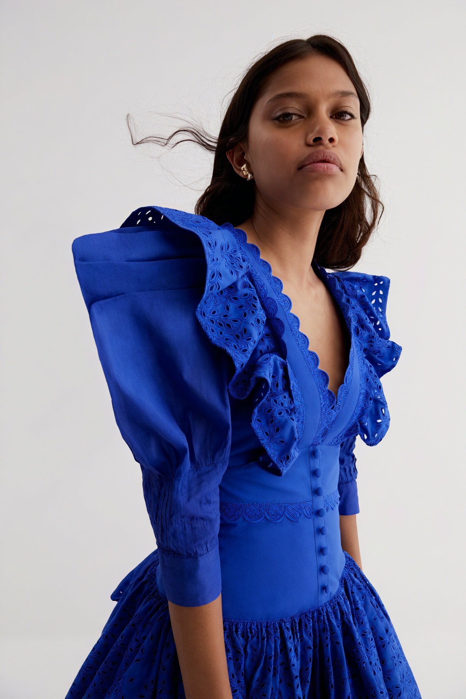 Vestido Mini con Cuello Oversize y Corte Láser