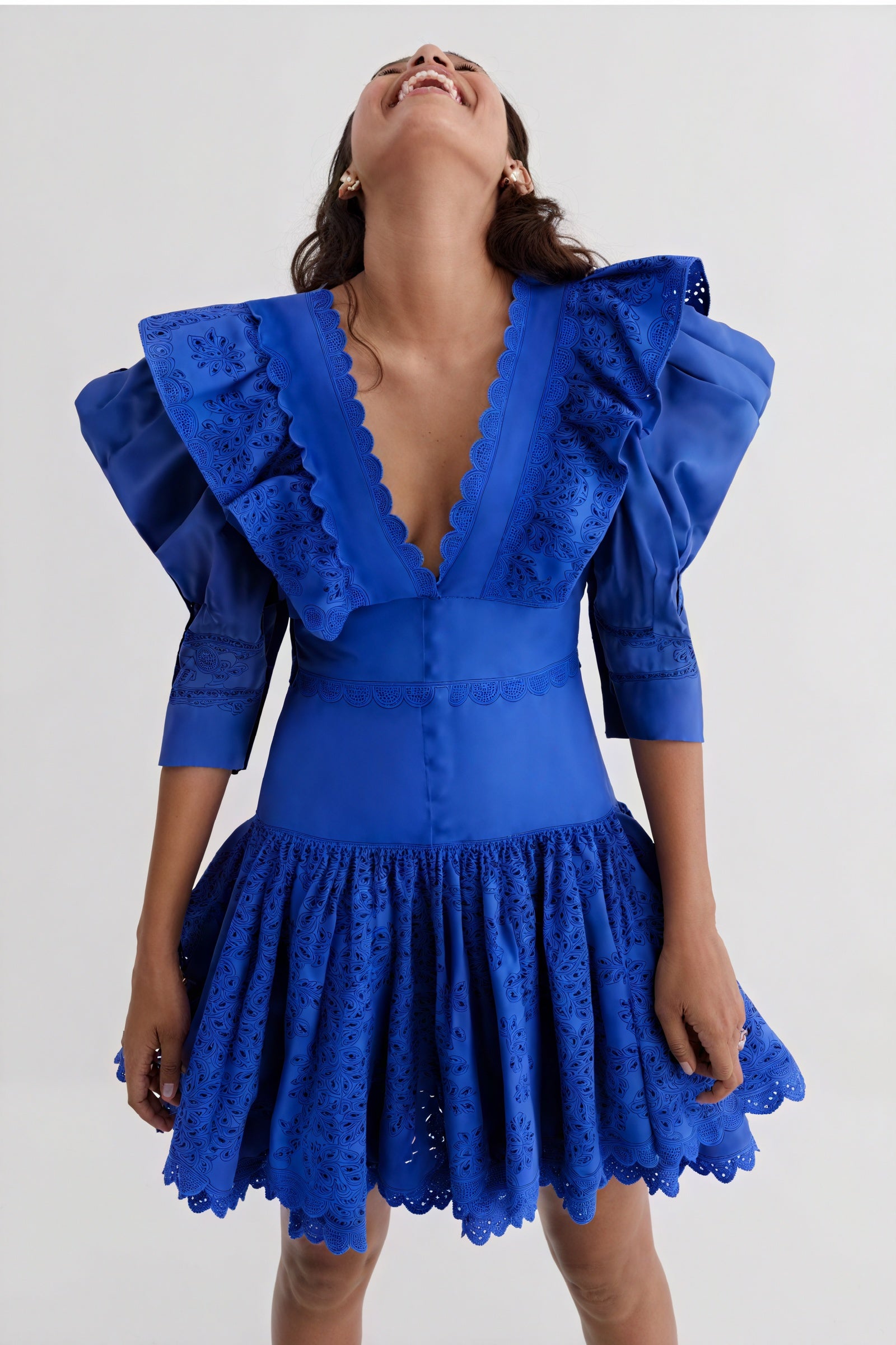Vestido Mini con Cuello Oversize y Corte Láser