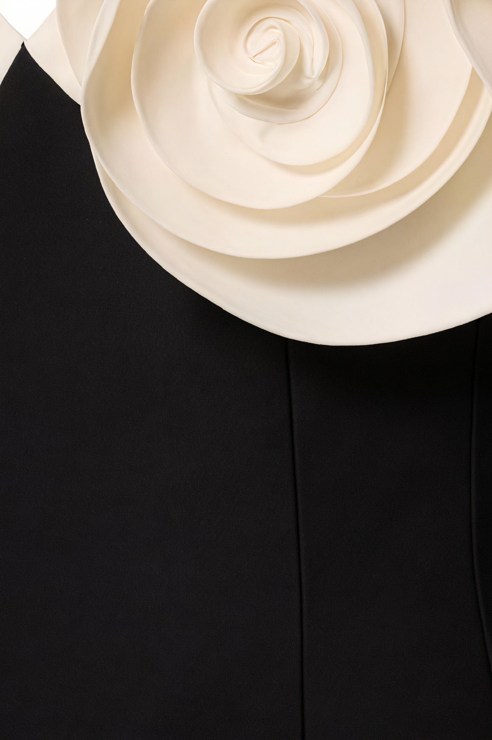 Vestido Escultural: Elegancia Moderna