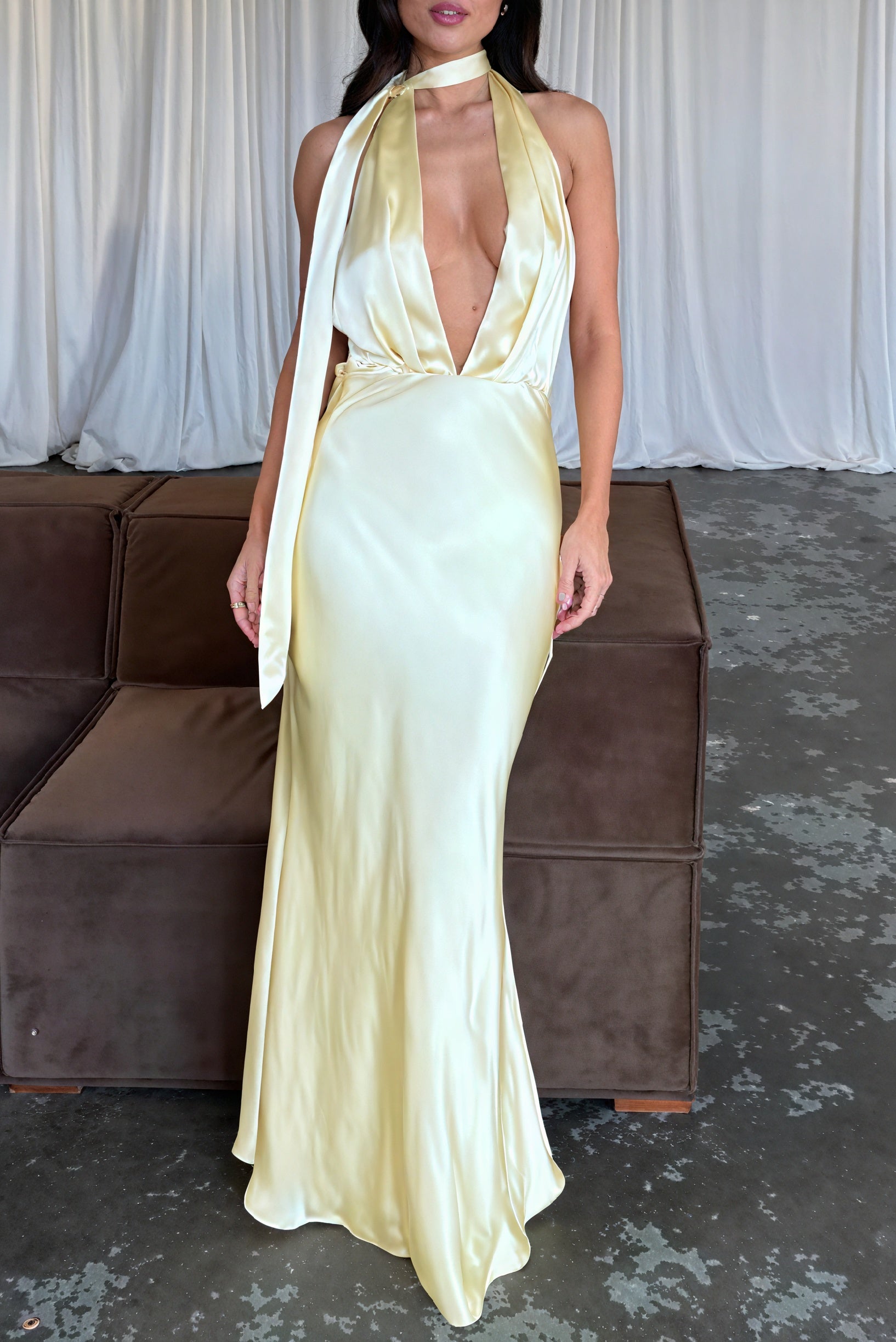 Vestido Halter Largo con Espalda Descubierta