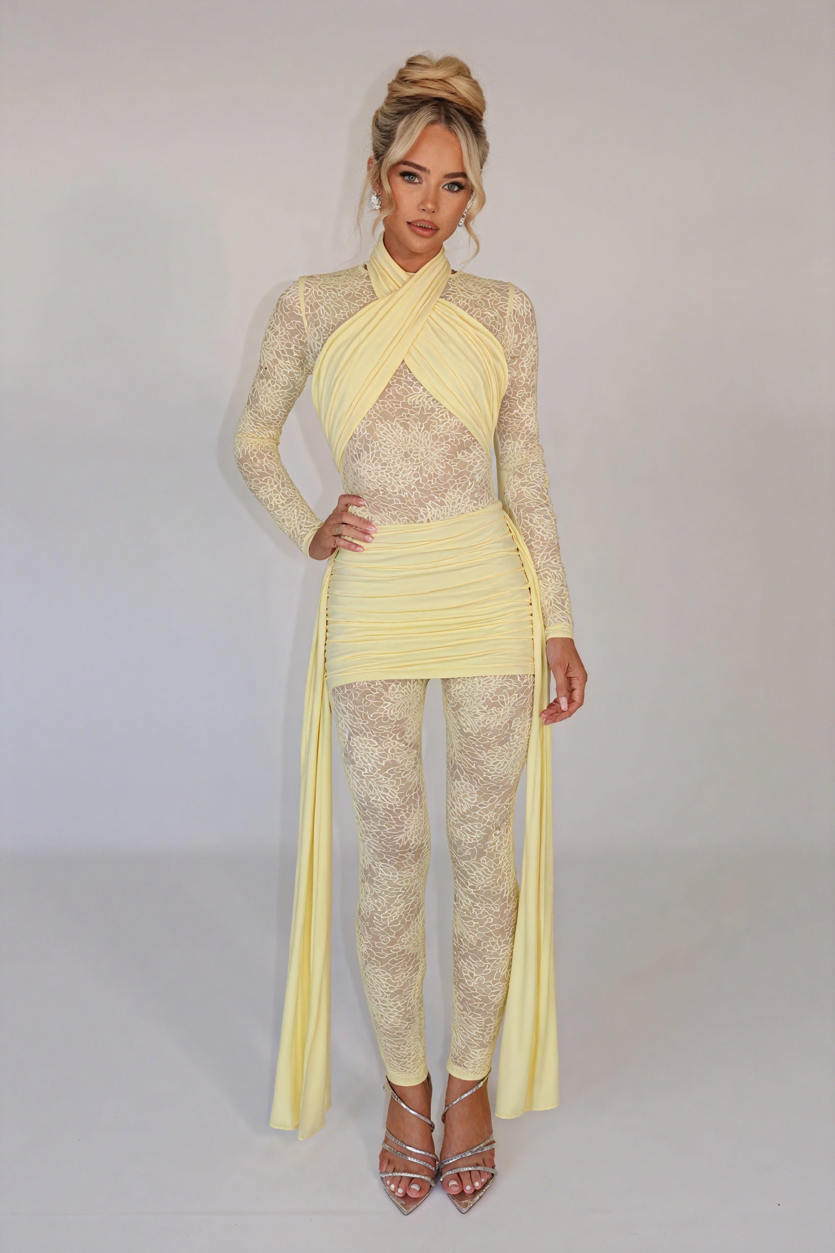 Vestido Texturizado con Detalles de Encaje Floral