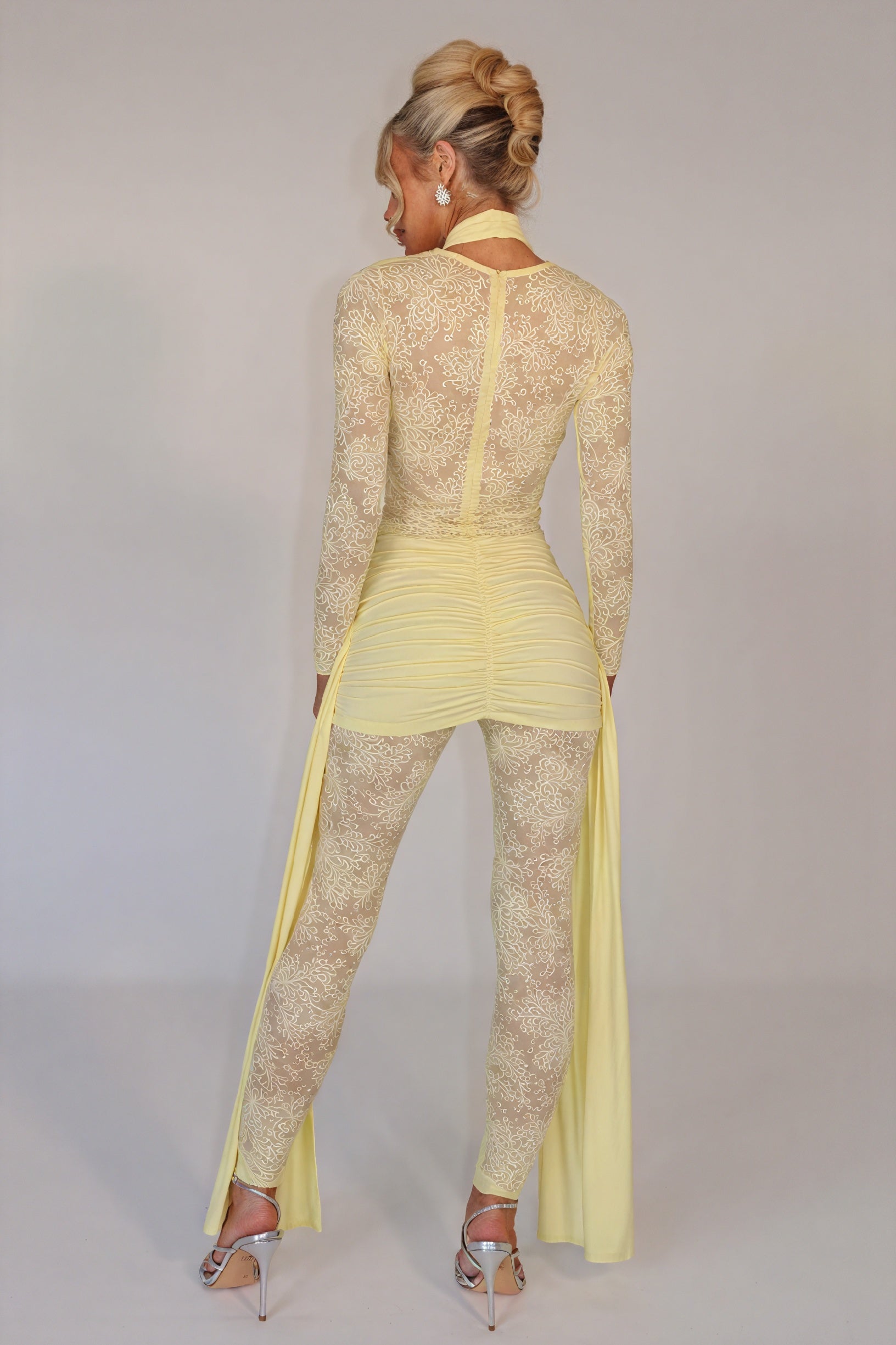 Vestido Texturizado con Detalles de Encaje Floral