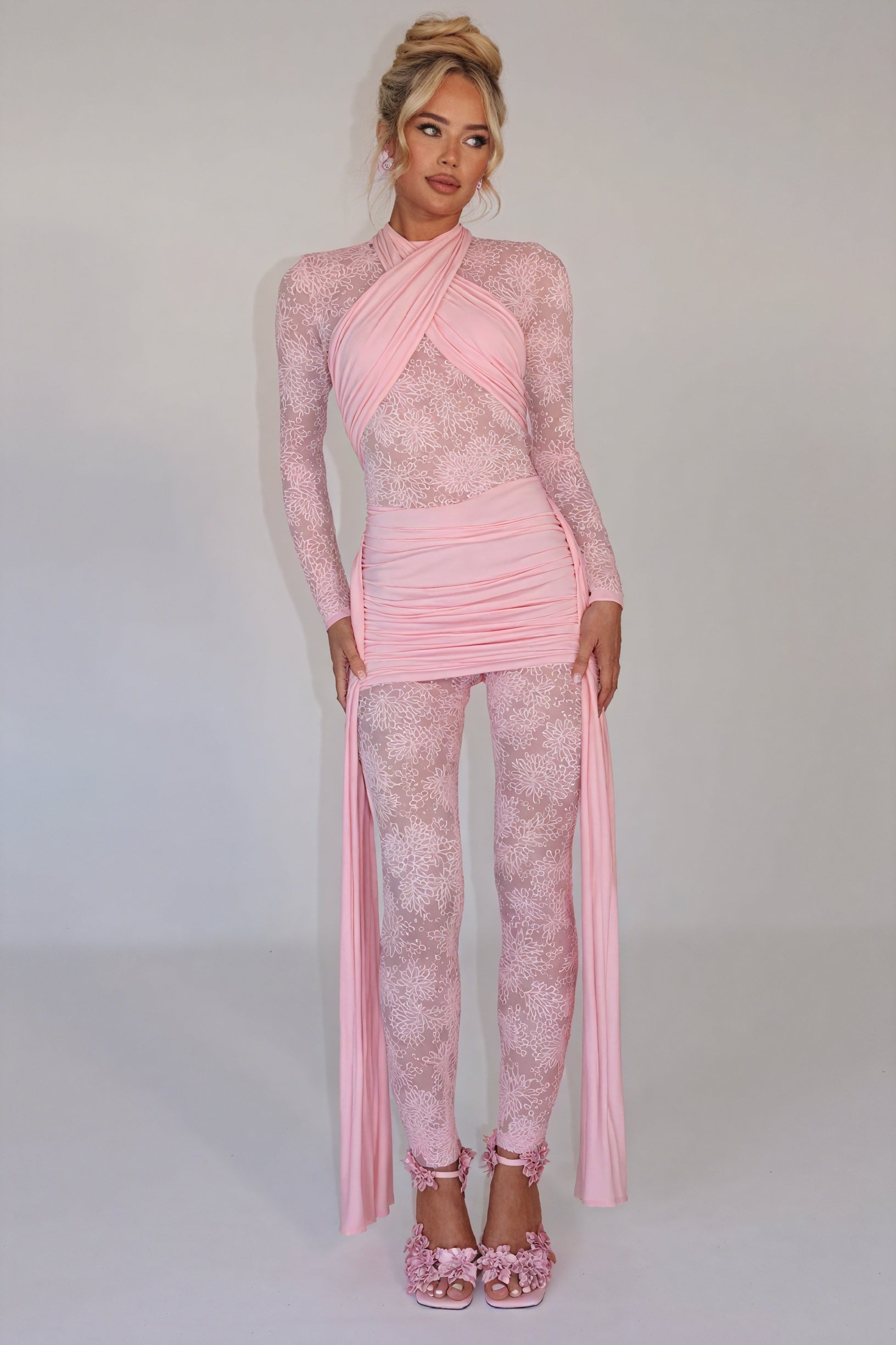 Vestido Texturizado con Detalles de Encaje Floral