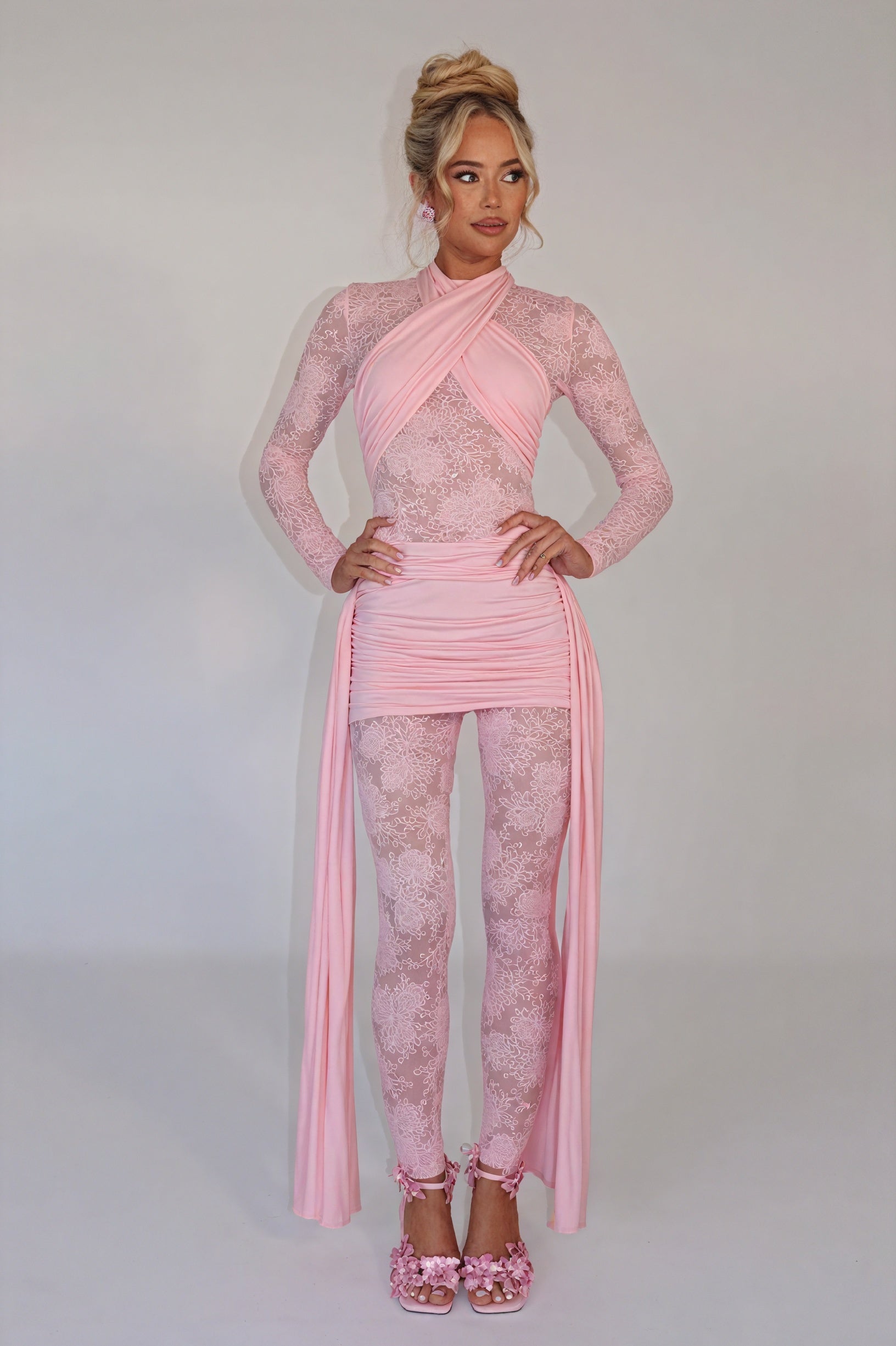 Vestido Texturizado con Detalles de Encaje Floral