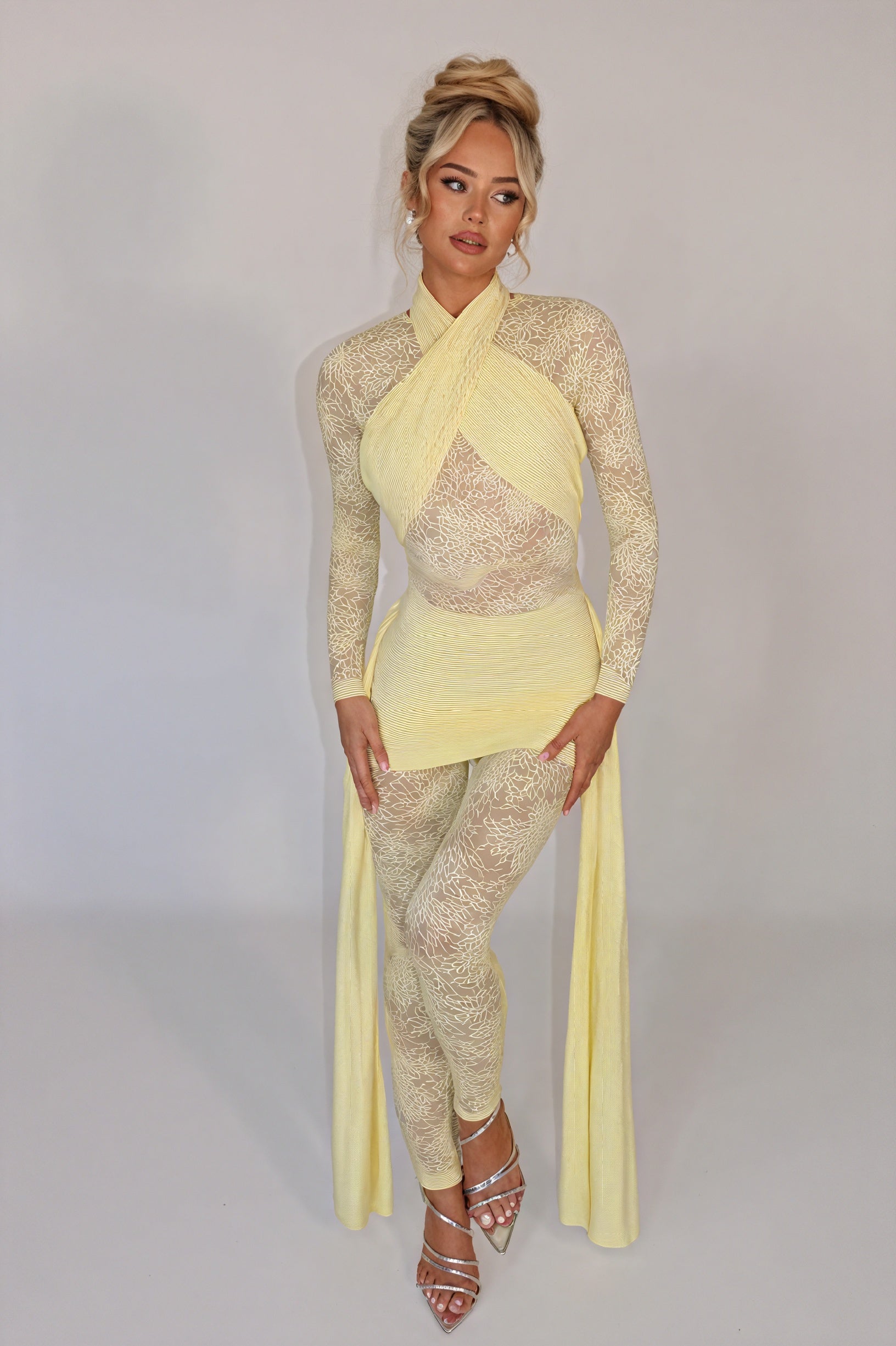 Vestido Texturizado con Detalles de Encaje Floral