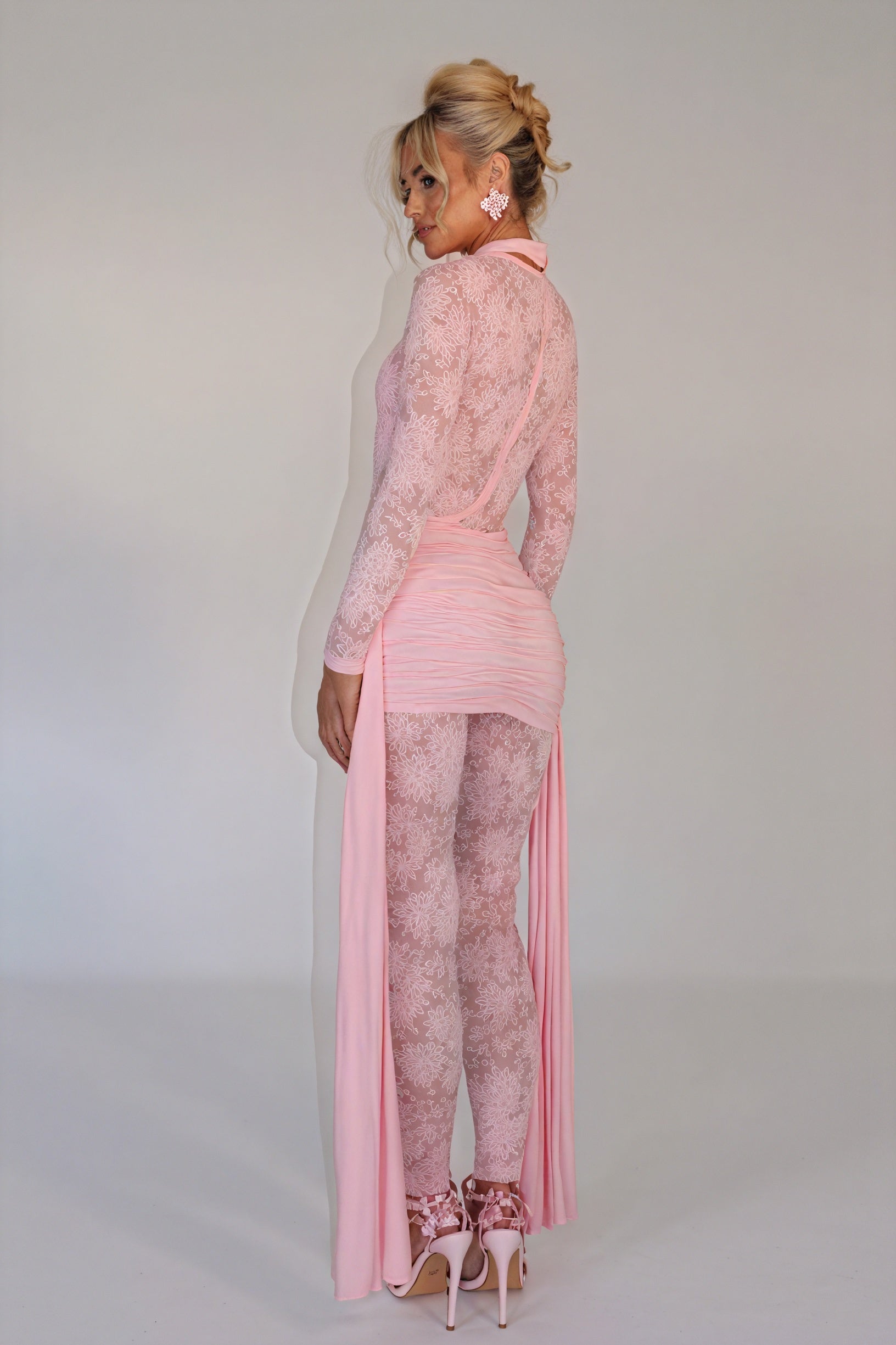 Vestido Texturizado con Detalles de Encaje Floral