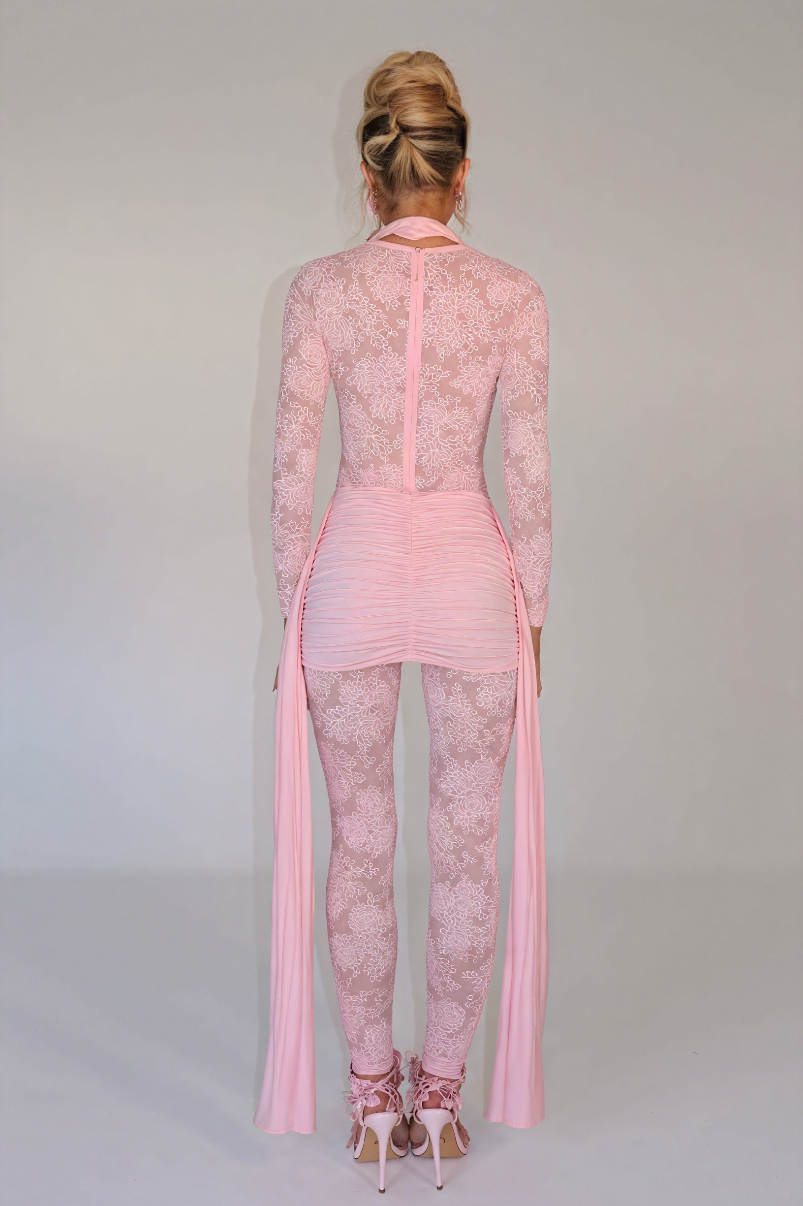 Vestido Texturizado con Detalles de Encaje Floral
