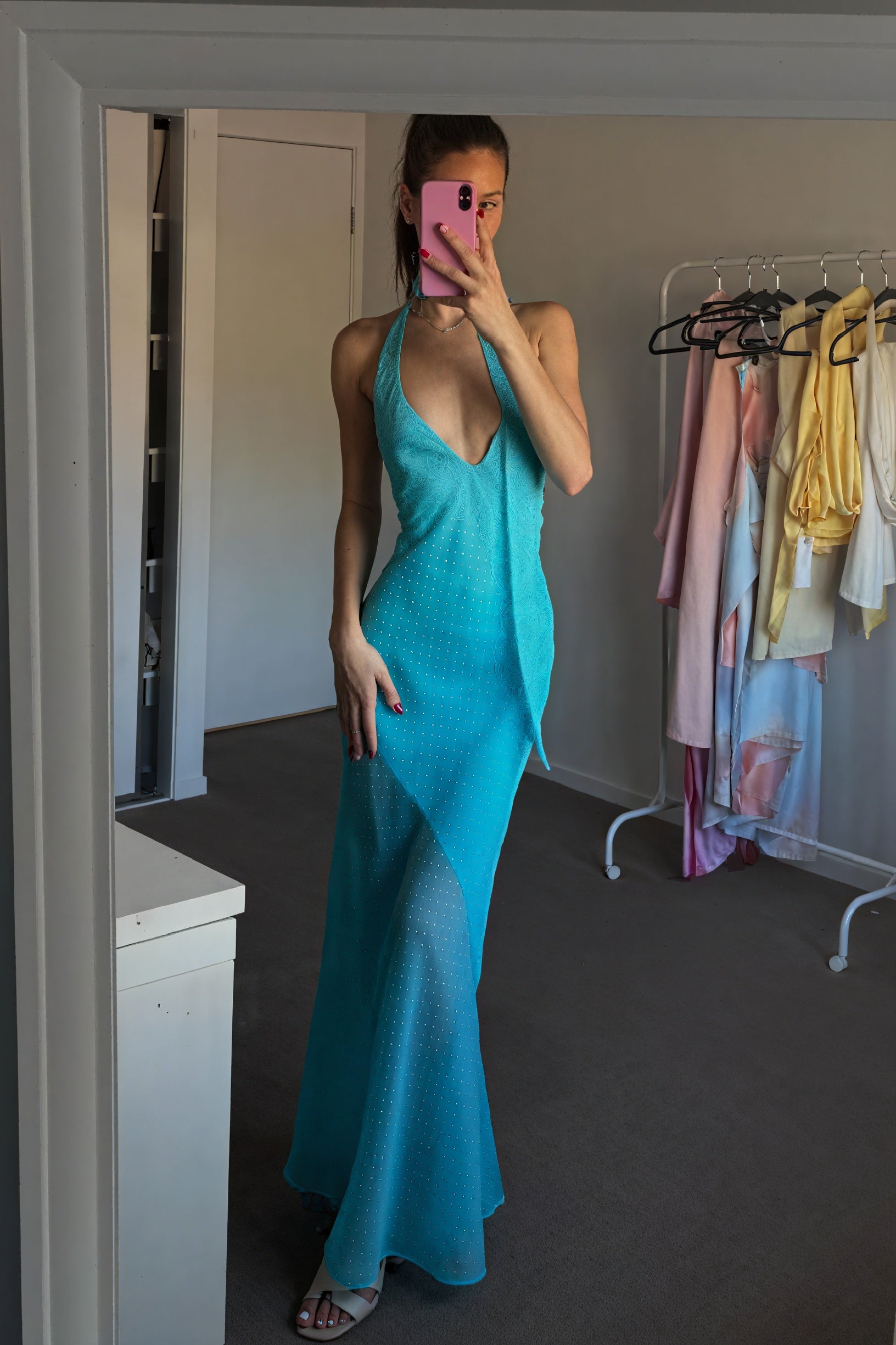 Vestido Halter Fluido y Sofisticado