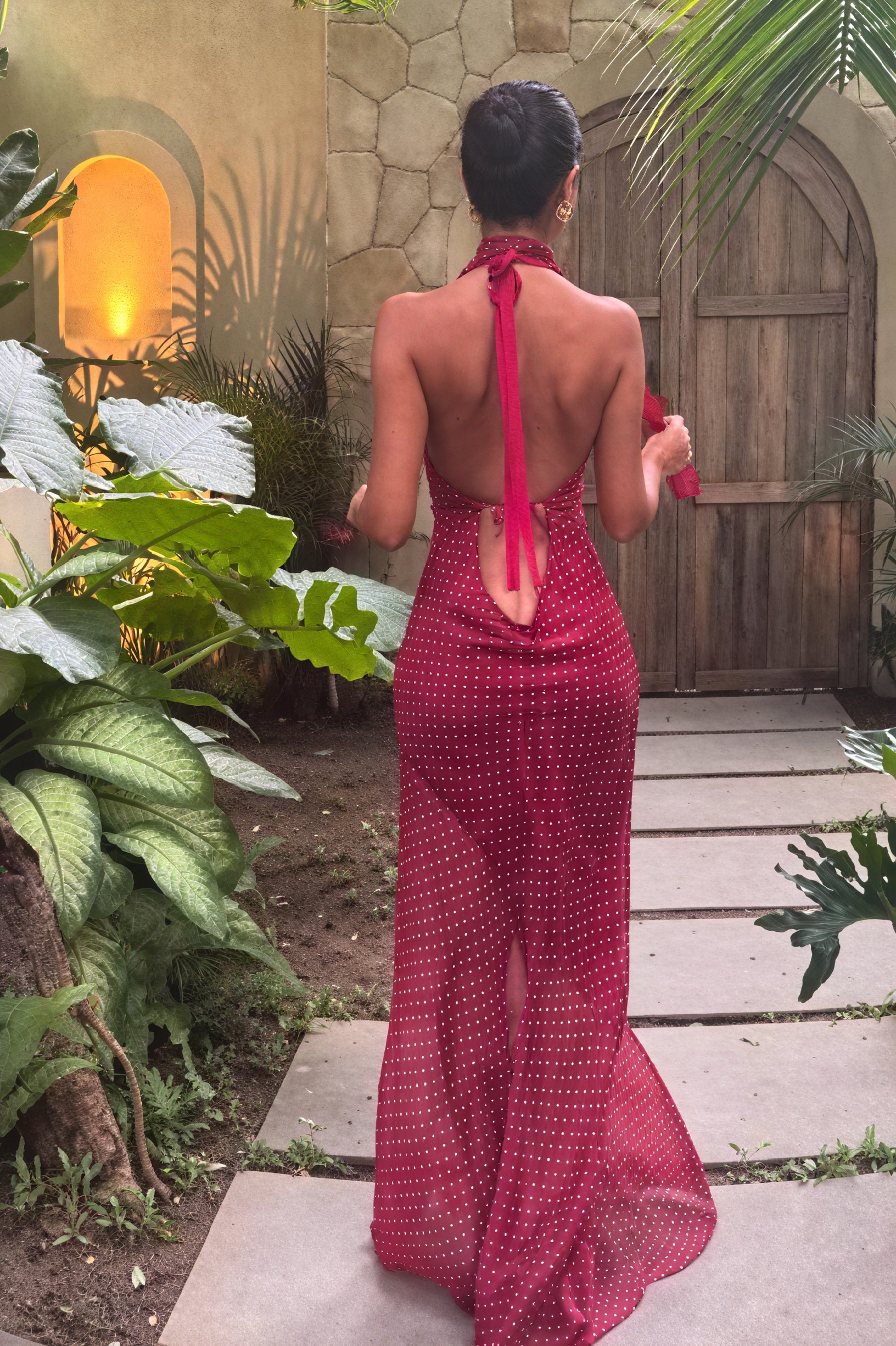 Vestido Halter Fluido y Sofisticado