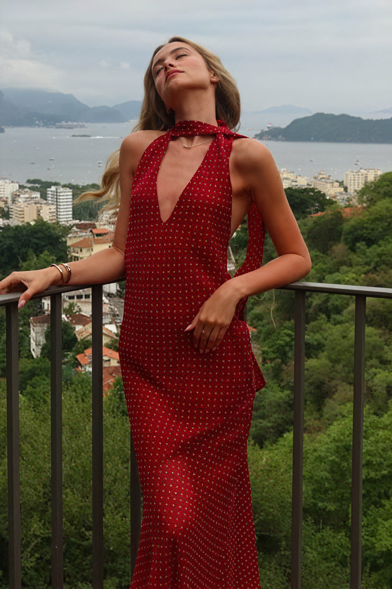 Vestido Halter Fluido y Sofisticado