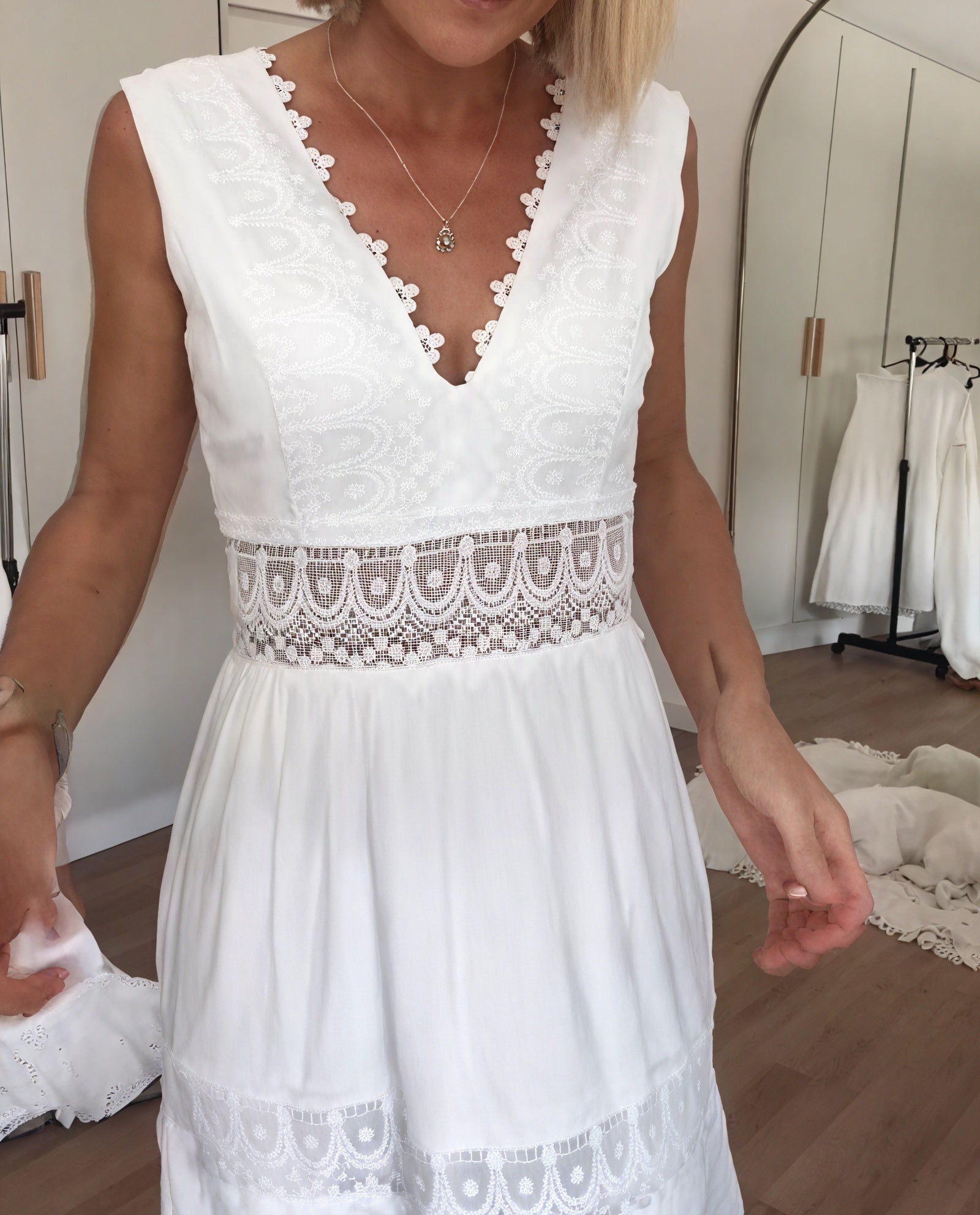 Vestido Maxi Fluido con Detalles de Encaje