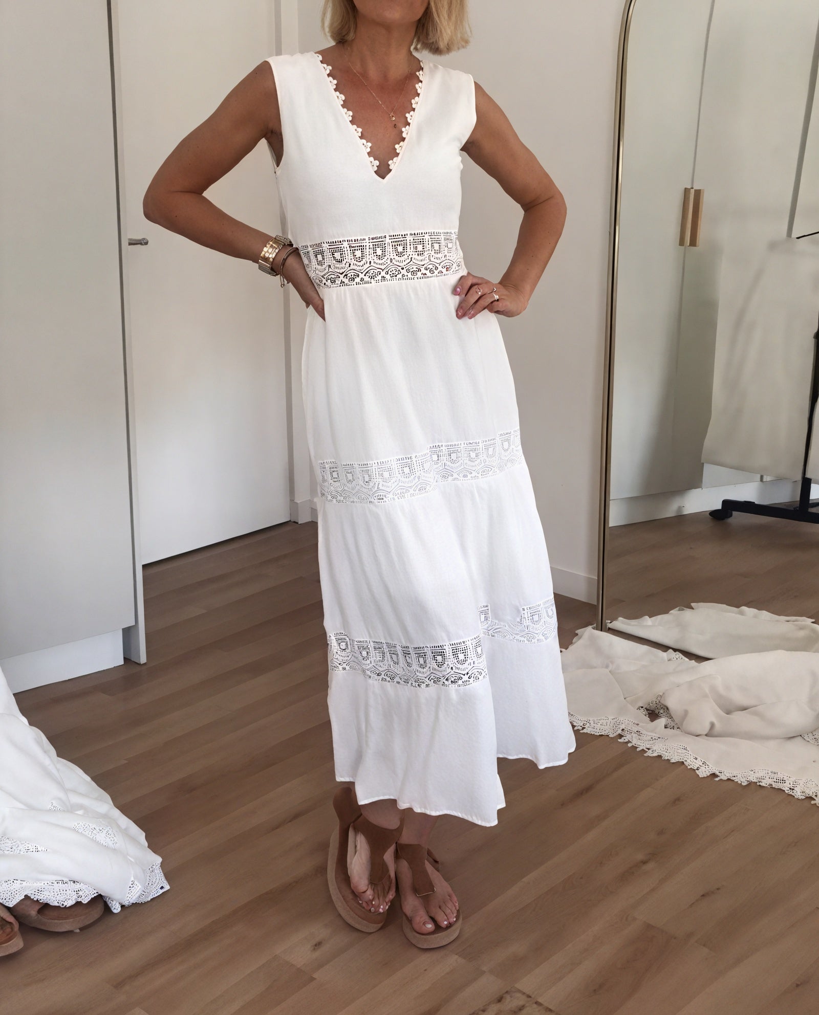 Vestido Maxi Fluido con Detalles de Encaje