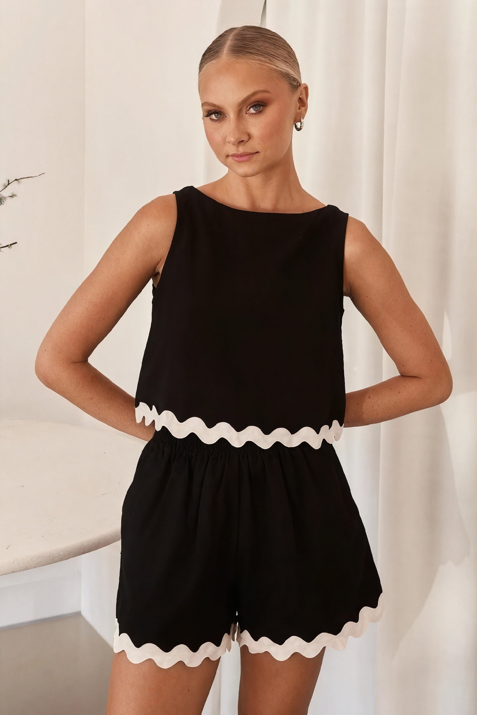 Conjunto Chic: Top sin Mangas & Shorts