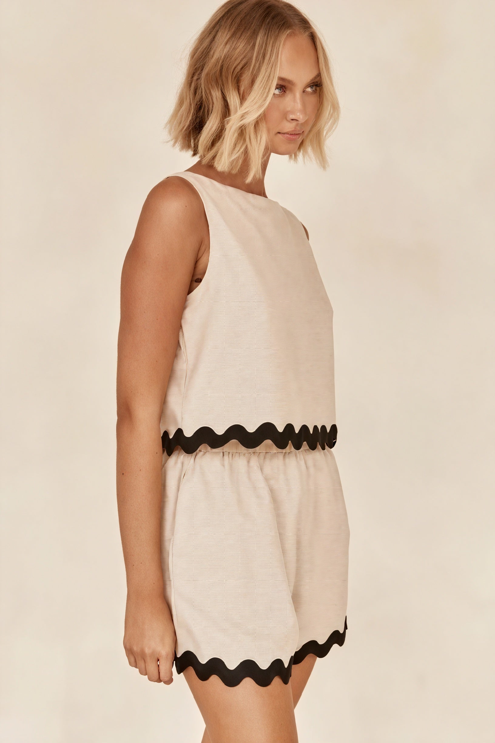 Conjunto Chic: Top sin Mangas & Shorts
