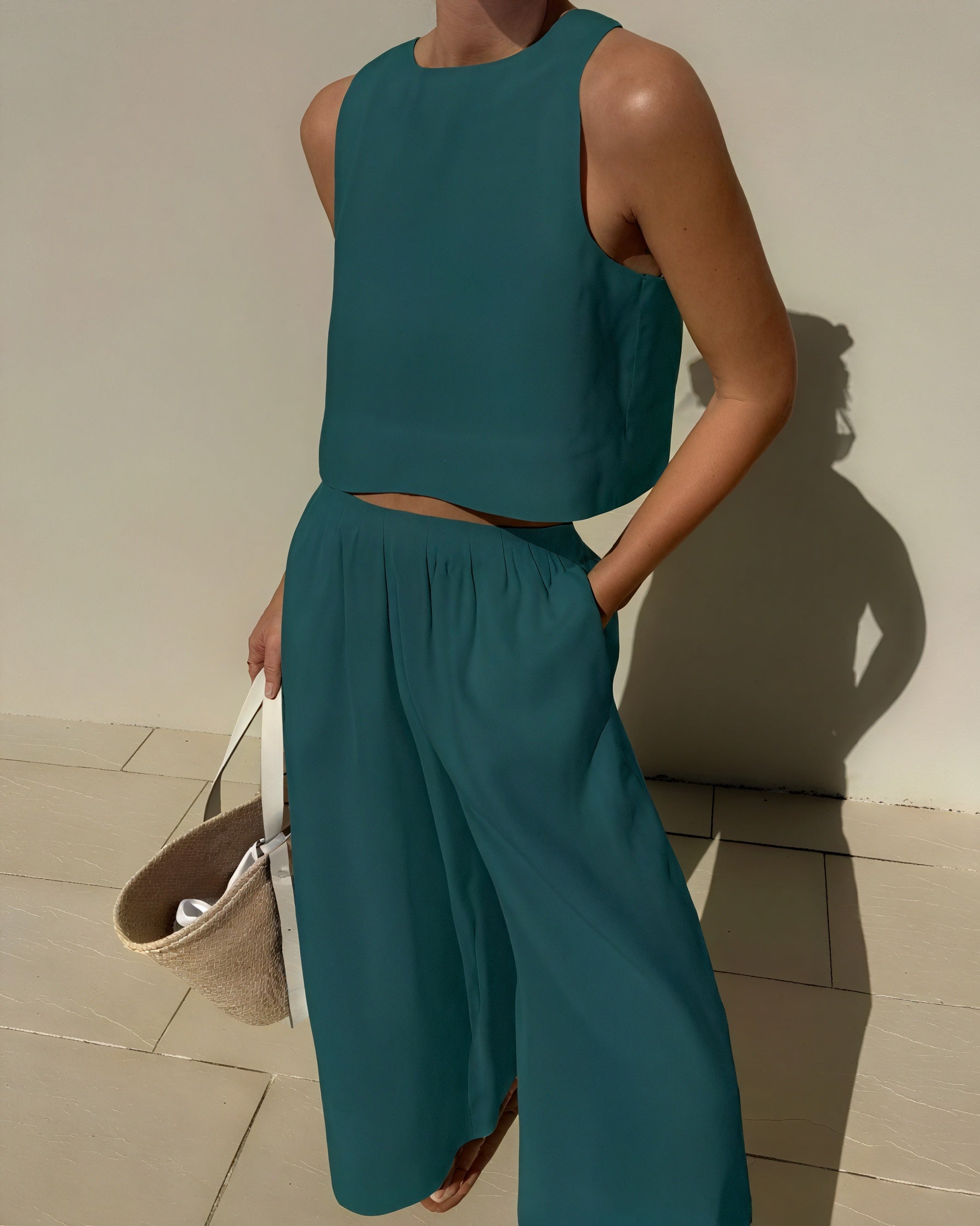Conjunto Chic: Top Corto y Pantalón Palazzo