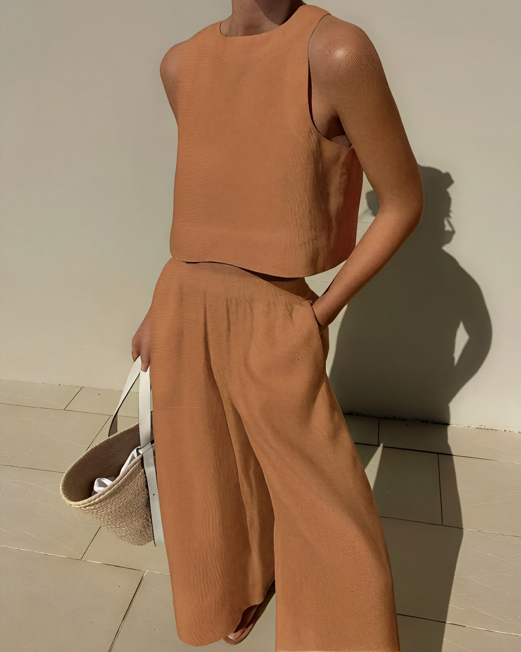 Conjunto Chic: Top Corto y Pantalón Palazzo