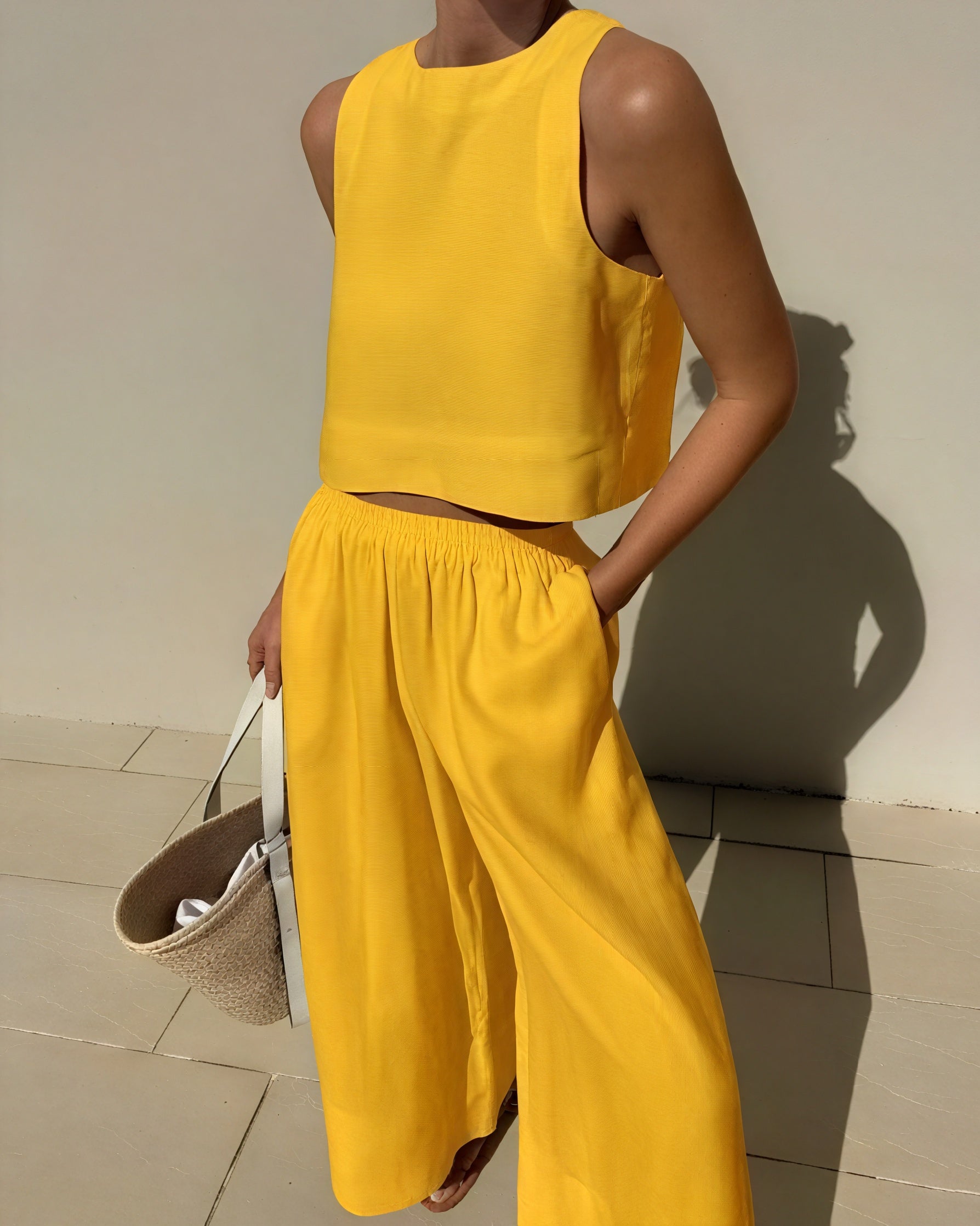 Conjunto Chic: Top Corto y Pantalón Palazzo