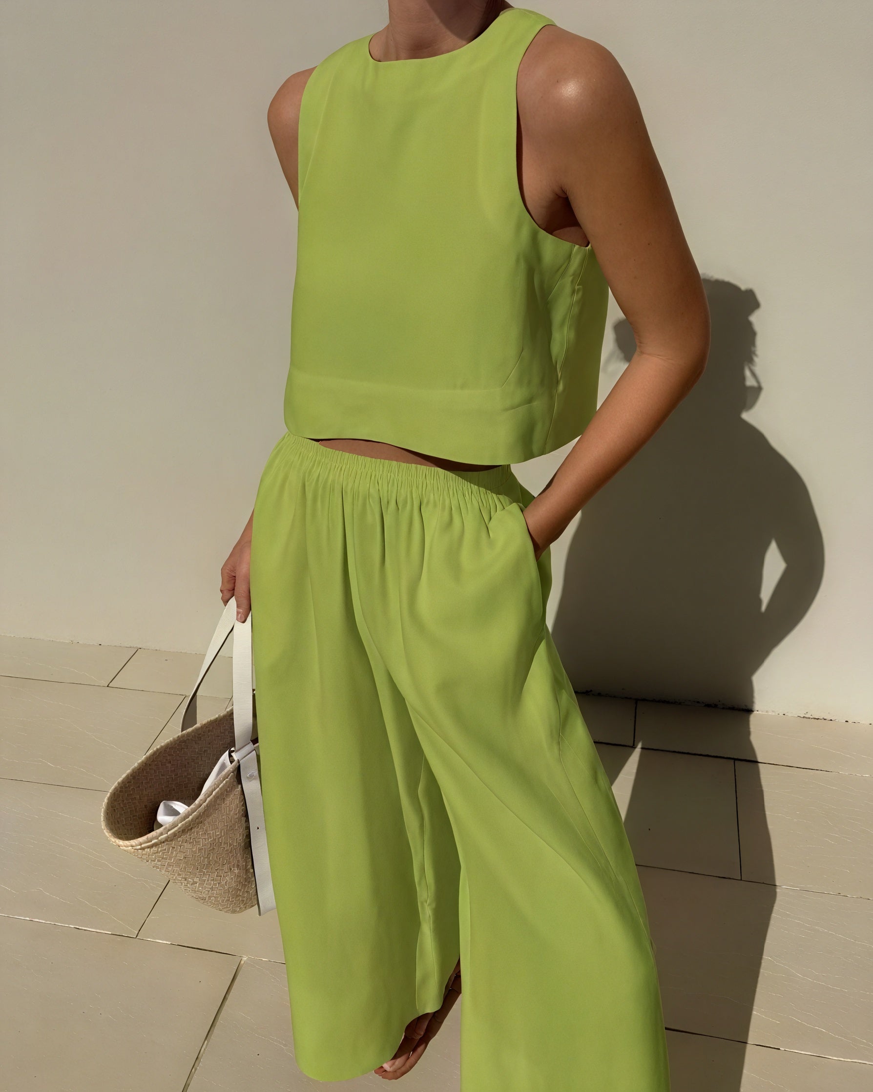 Conjunto Chic: Top Corto y Pantalón Palazzo