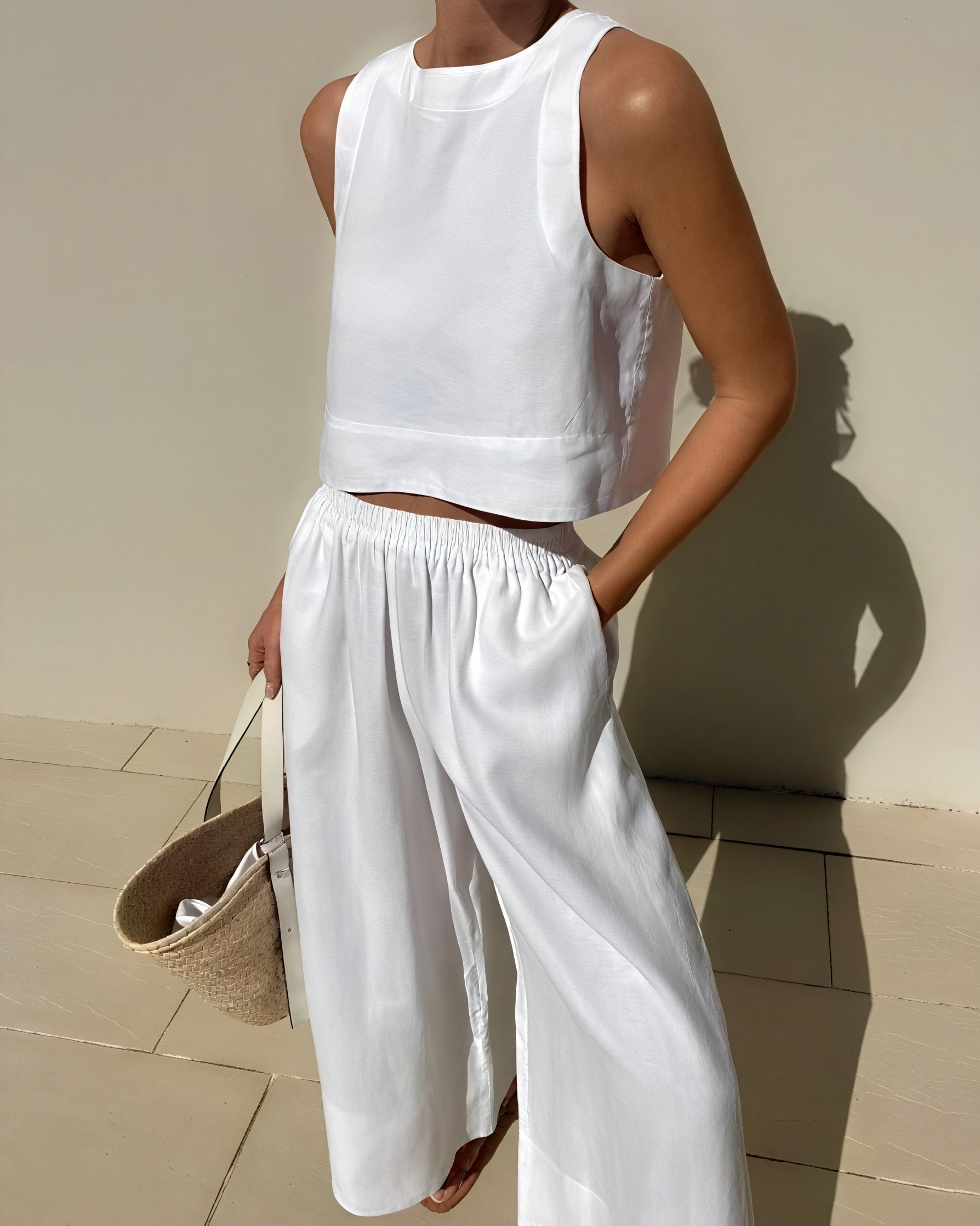 Conjunto Chic: Top Corto y Pantalón Palazzo