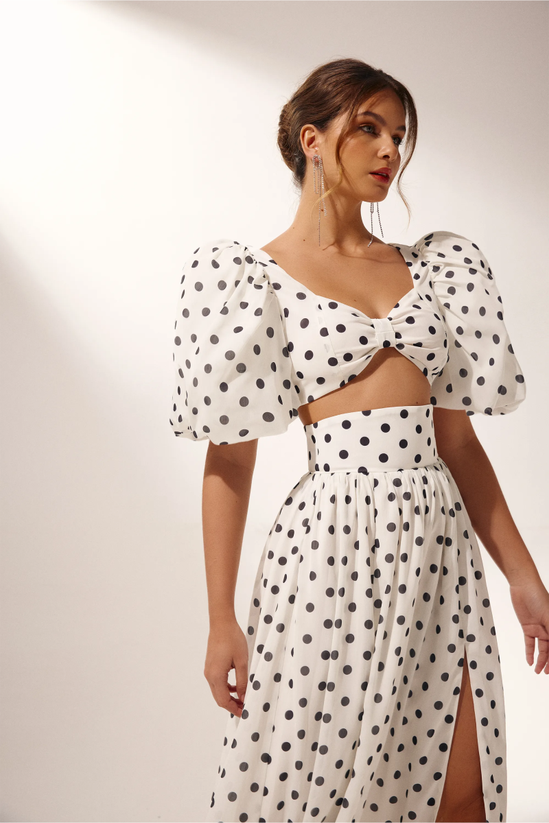 Vestido de lunares con abertura y mangas abullonadas