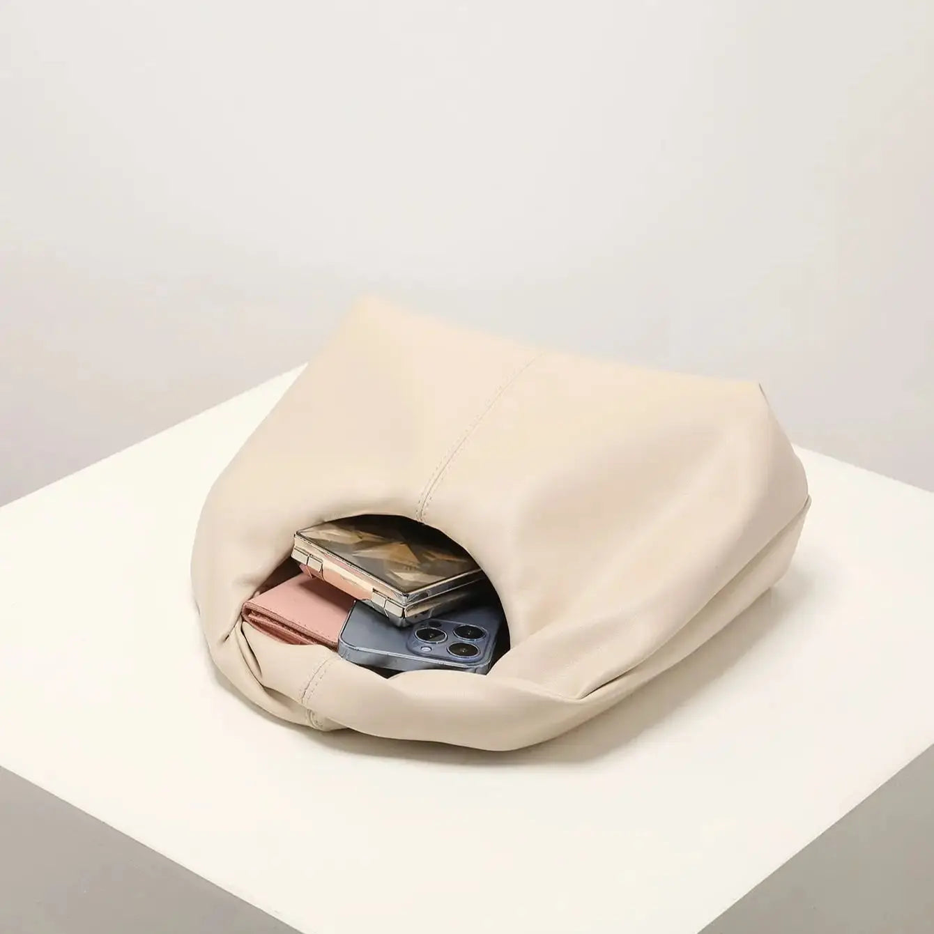 Bolso Minimalista con Asa Anudada