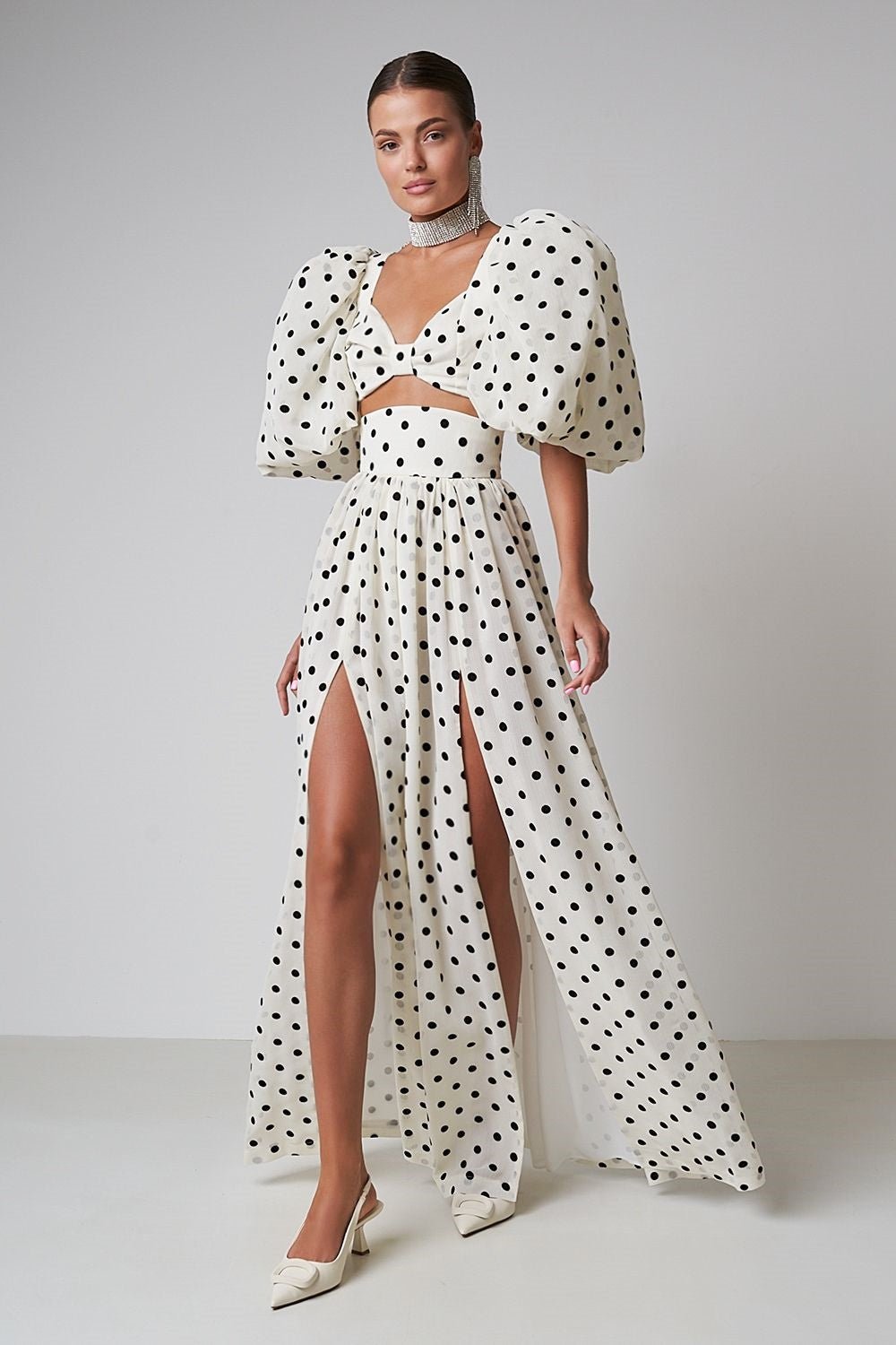Vestido de lunares con abertura y mangas abullonadas