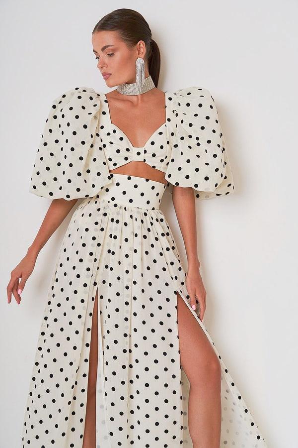 Vestido de lunares con abertura y mangas abullonadas