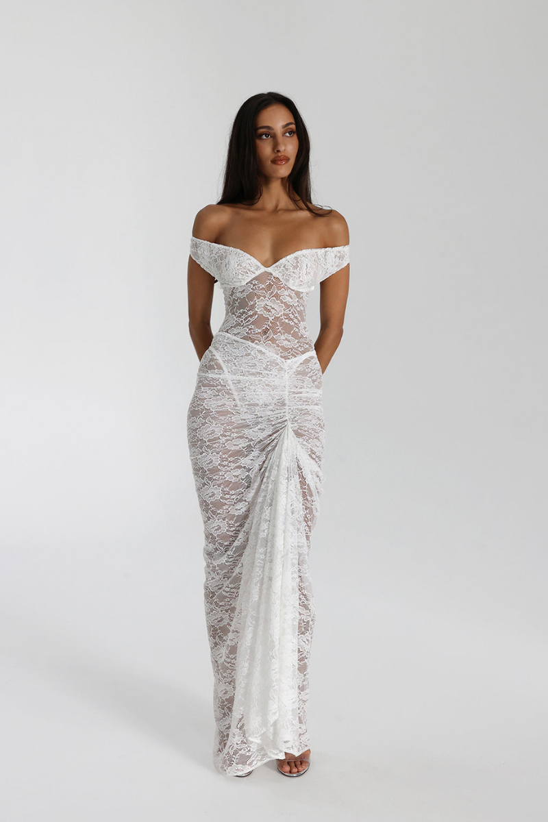 Vestido de Encaje con Hombros Descubiertos
