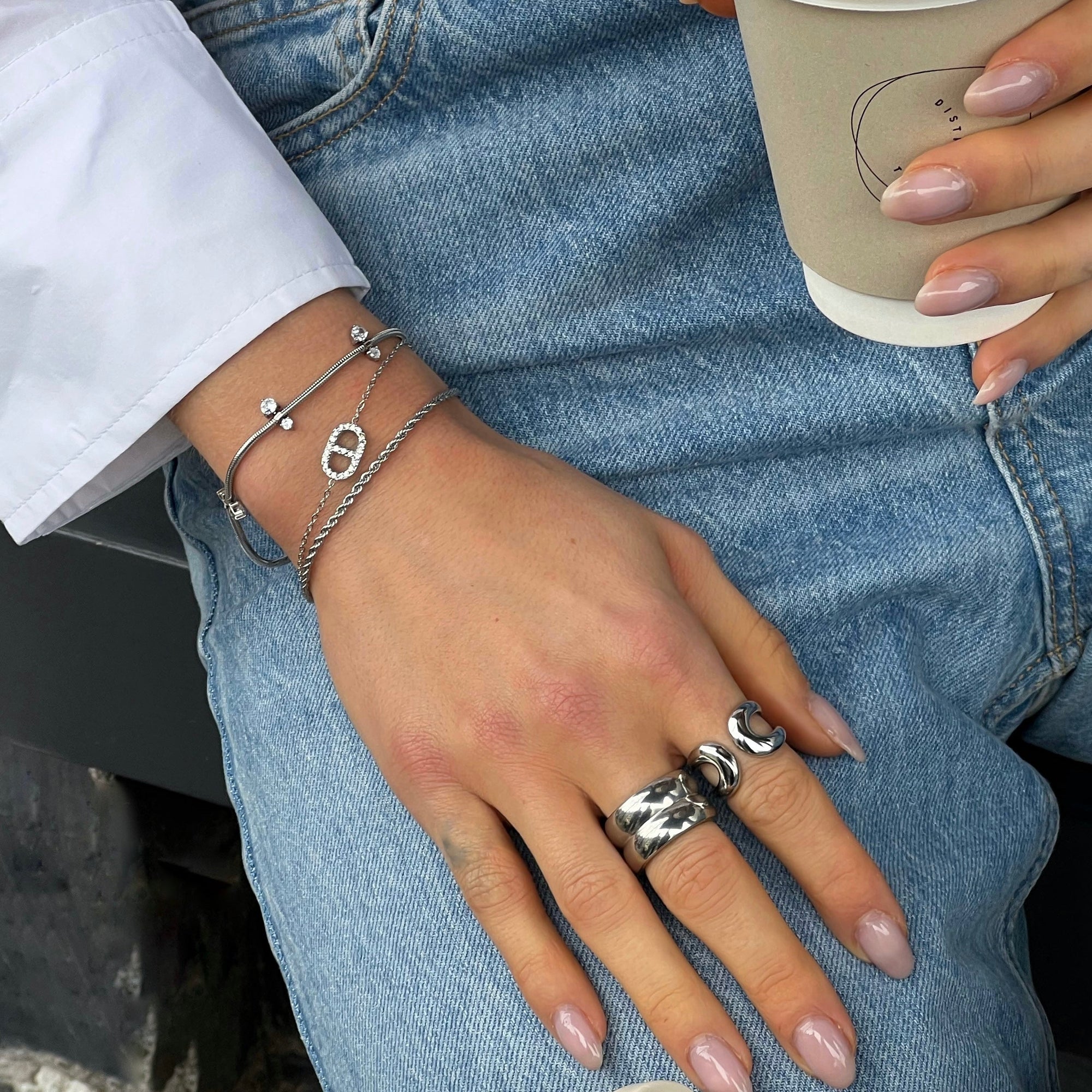 Elegancia Minimalista: Pulsera Trenzada Ajustable