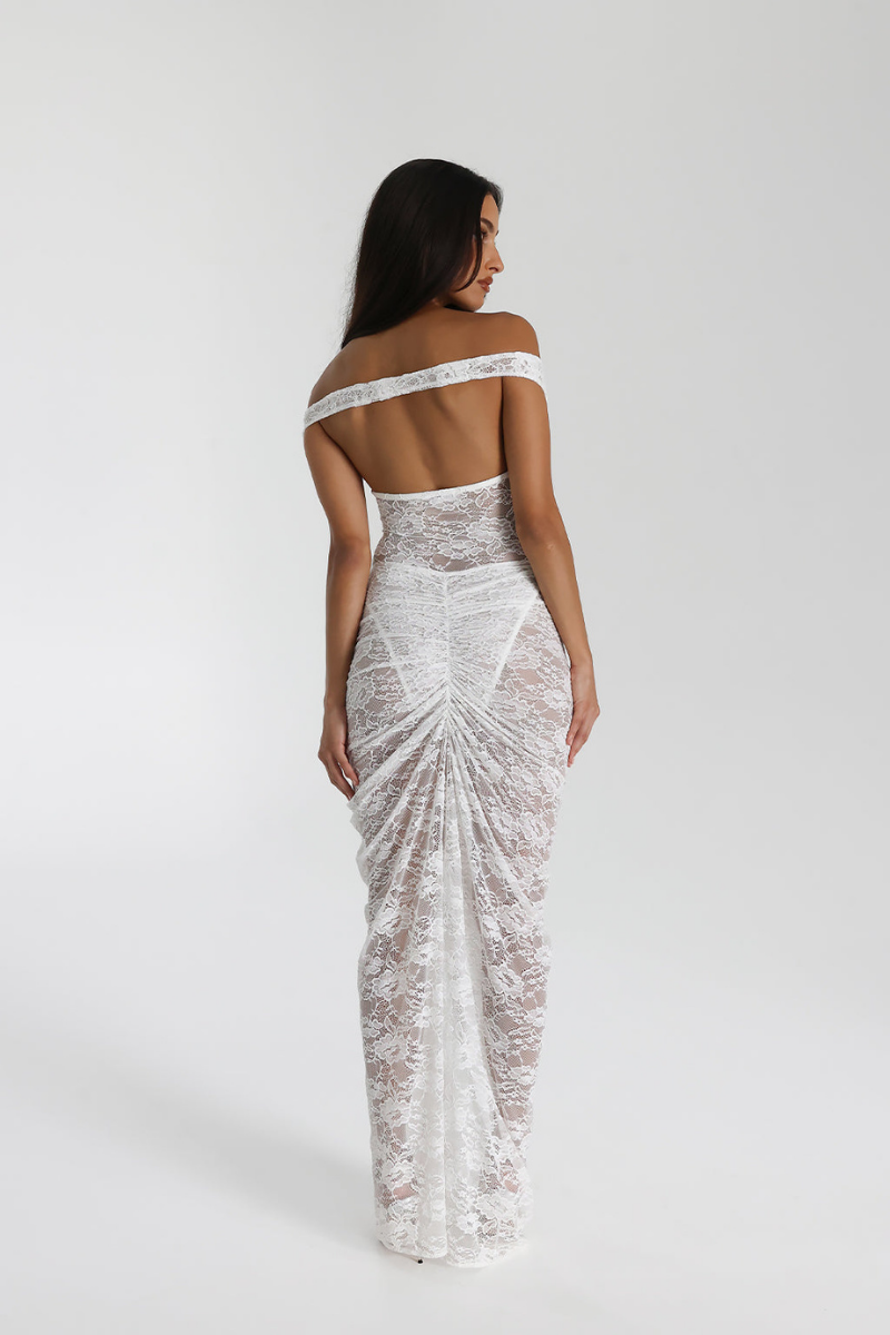 Vestido de Encaje con Hombros Descubiertos