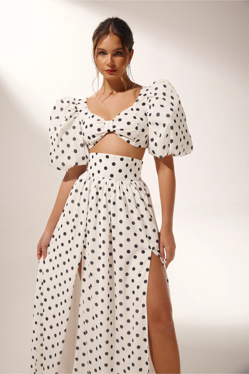 Vestido de lunares con abertura y mangas abullonadas
