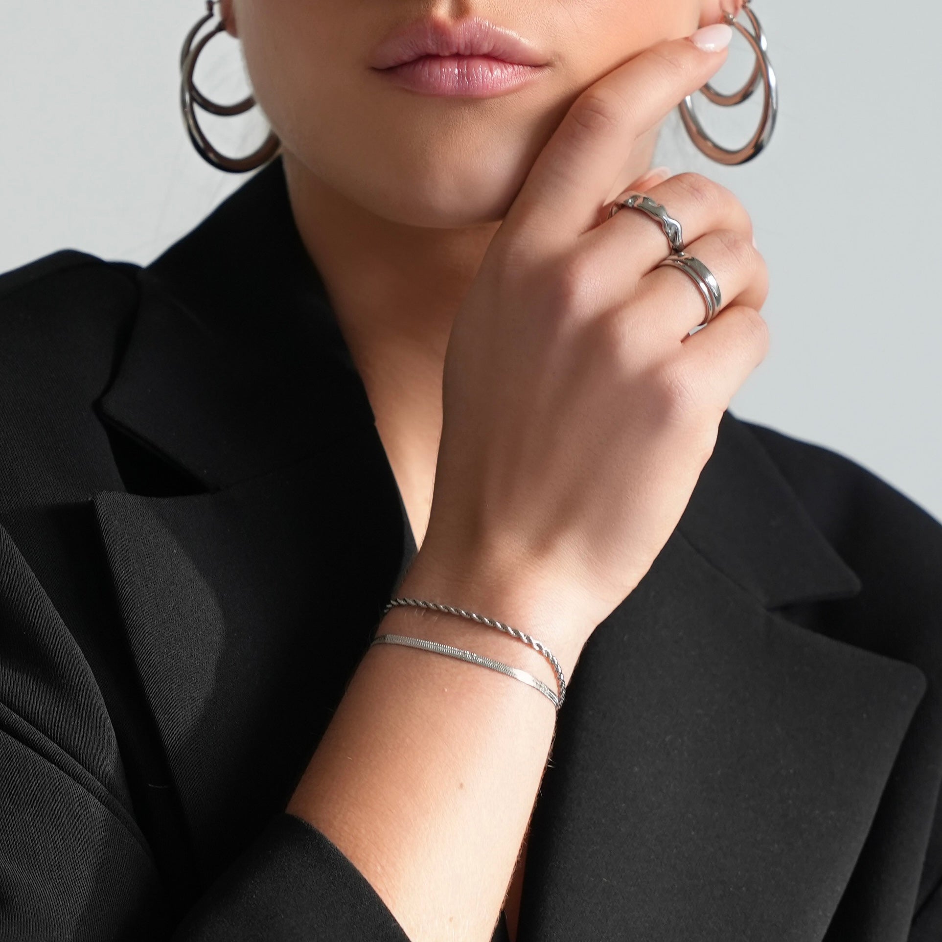 Elegancia Minimalista: Pulsera Trenzada Ajustable