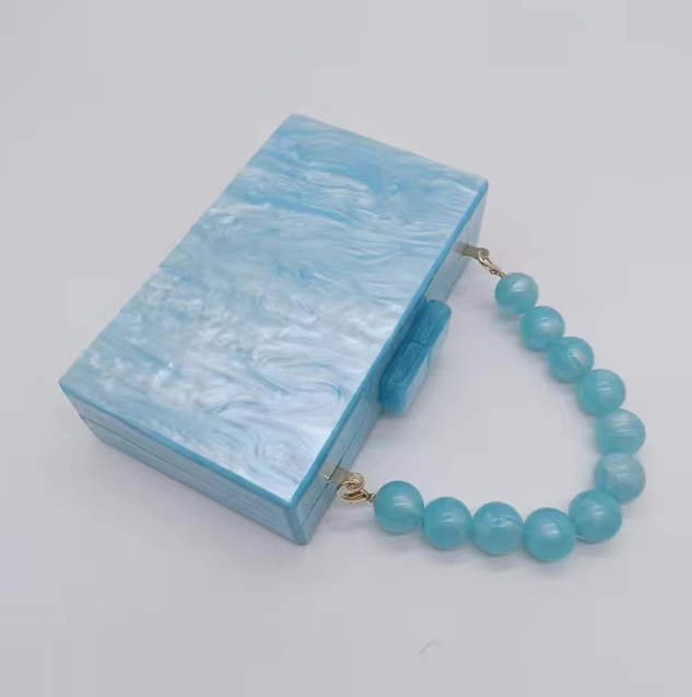 Clutch Rectangular con Asa de Cuentas