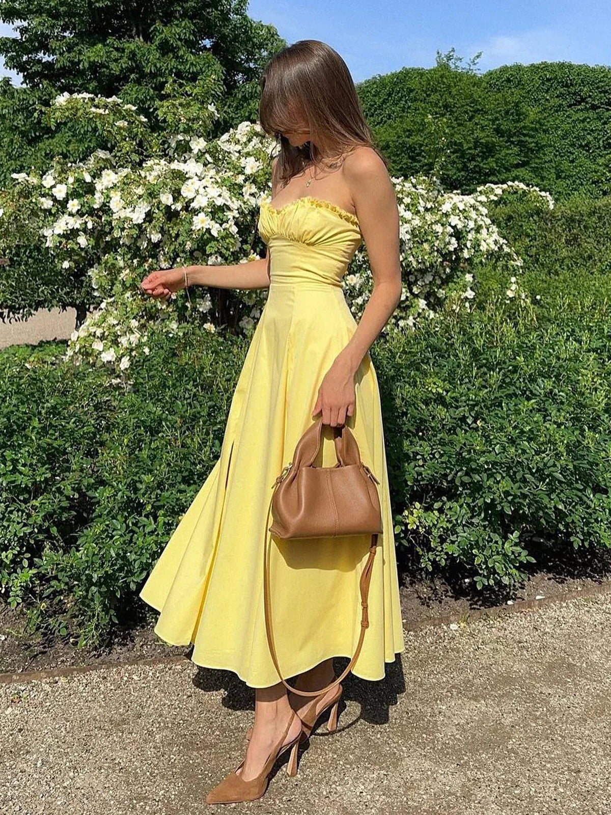 Vestido A-line con Volantes y Abertura Lateral