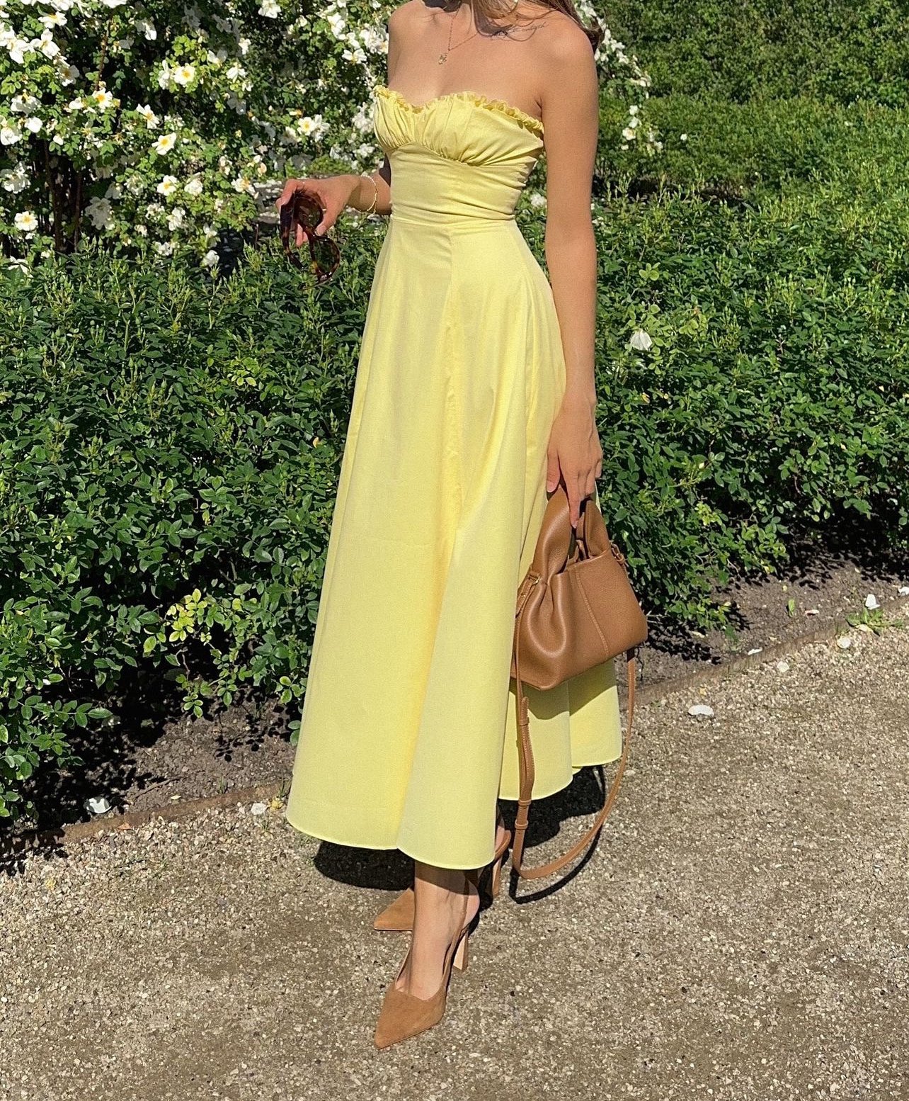 Vestido A-line con Volantes y Abertura Lateral