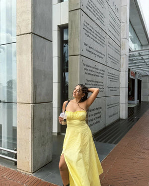Vestido A-line con Volantes y Abertura Lateral