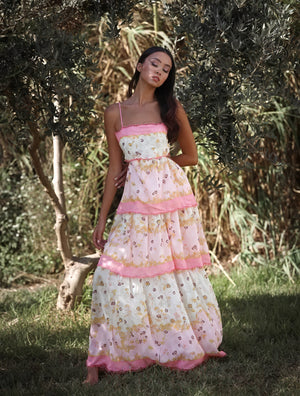 Vestido Floral Escalonado con Detalles Cut-Out
