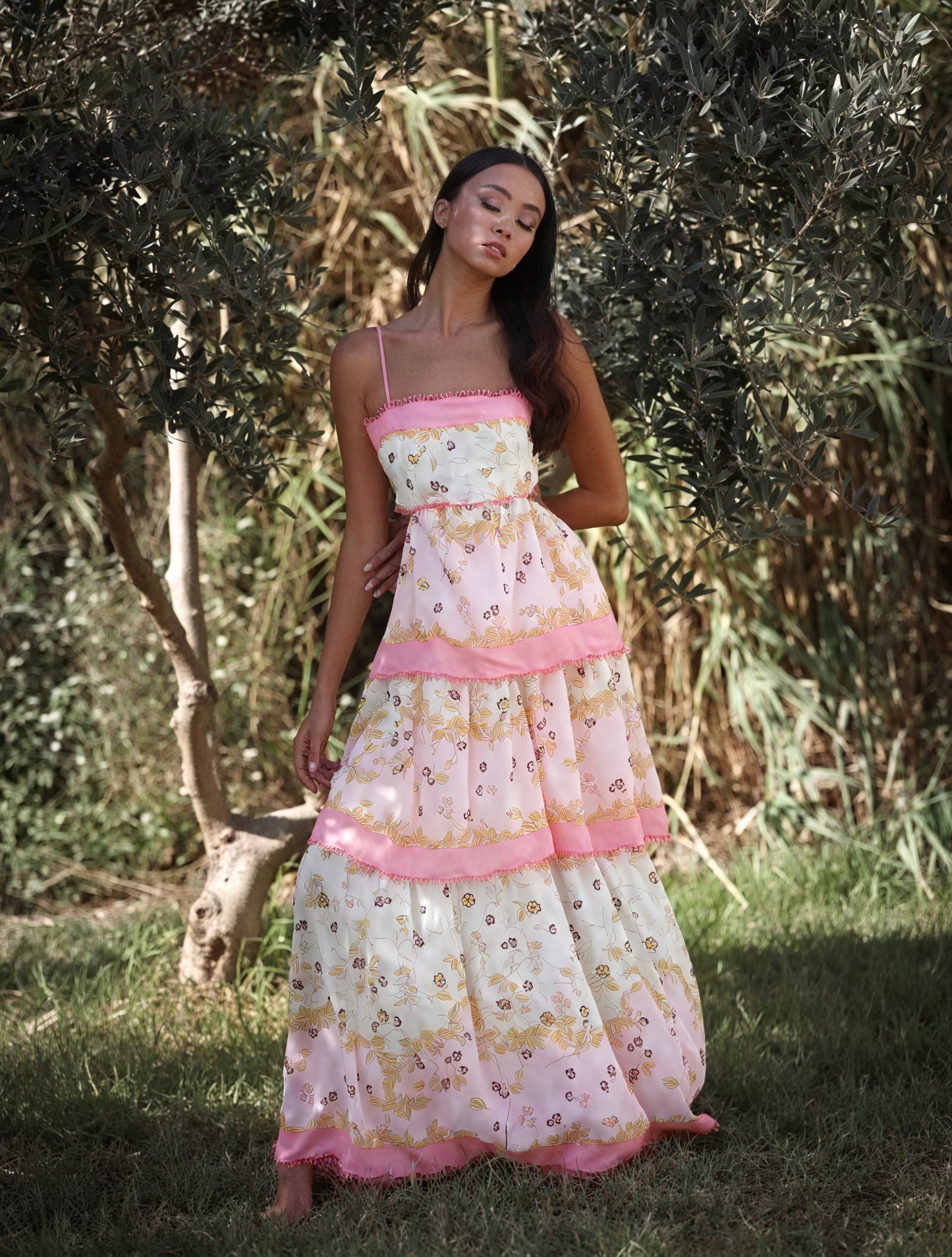 Vestido Floral Escalonado con Detalles Cut-Out