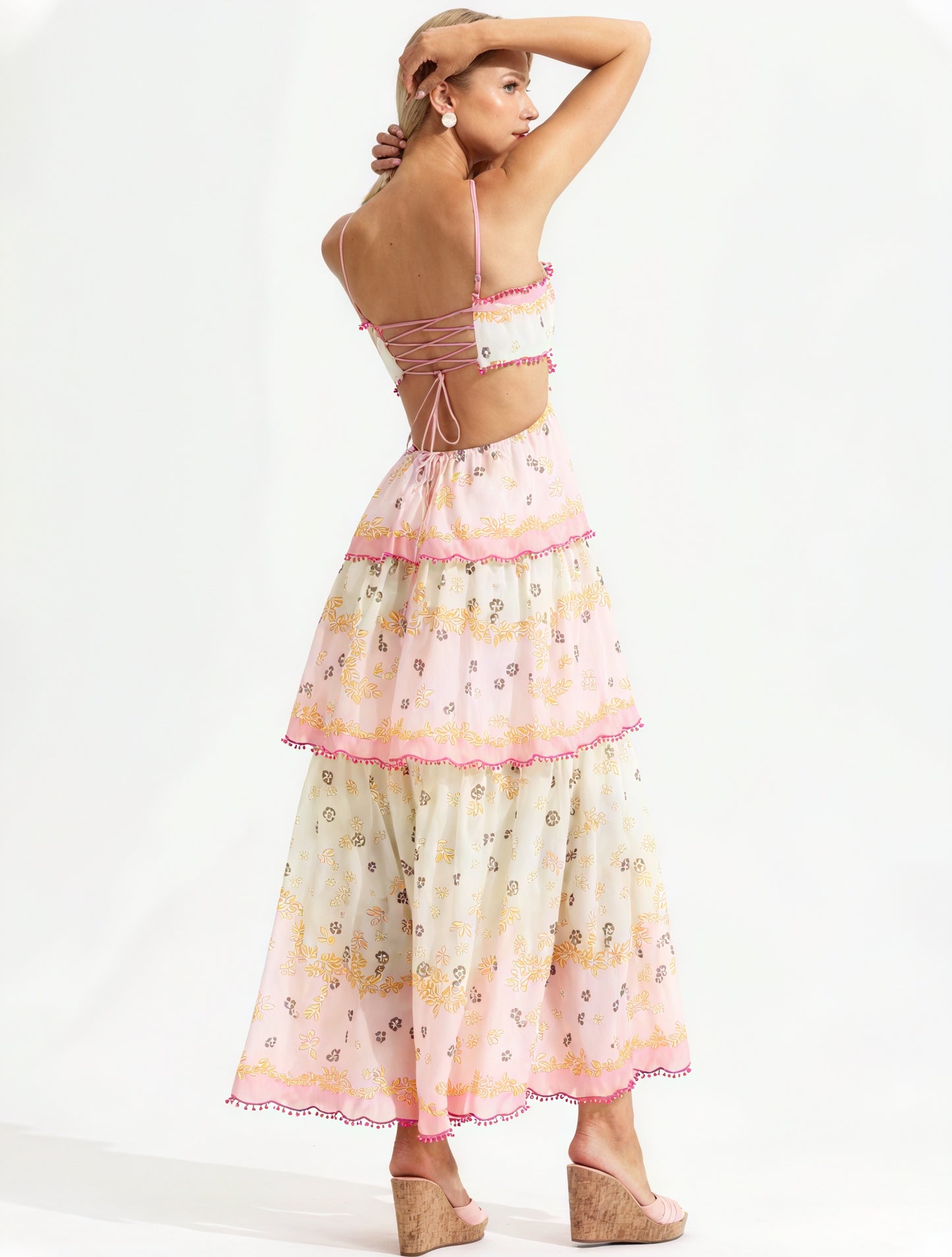 Vestido Floral Escalonado con Detalles Cut-Out