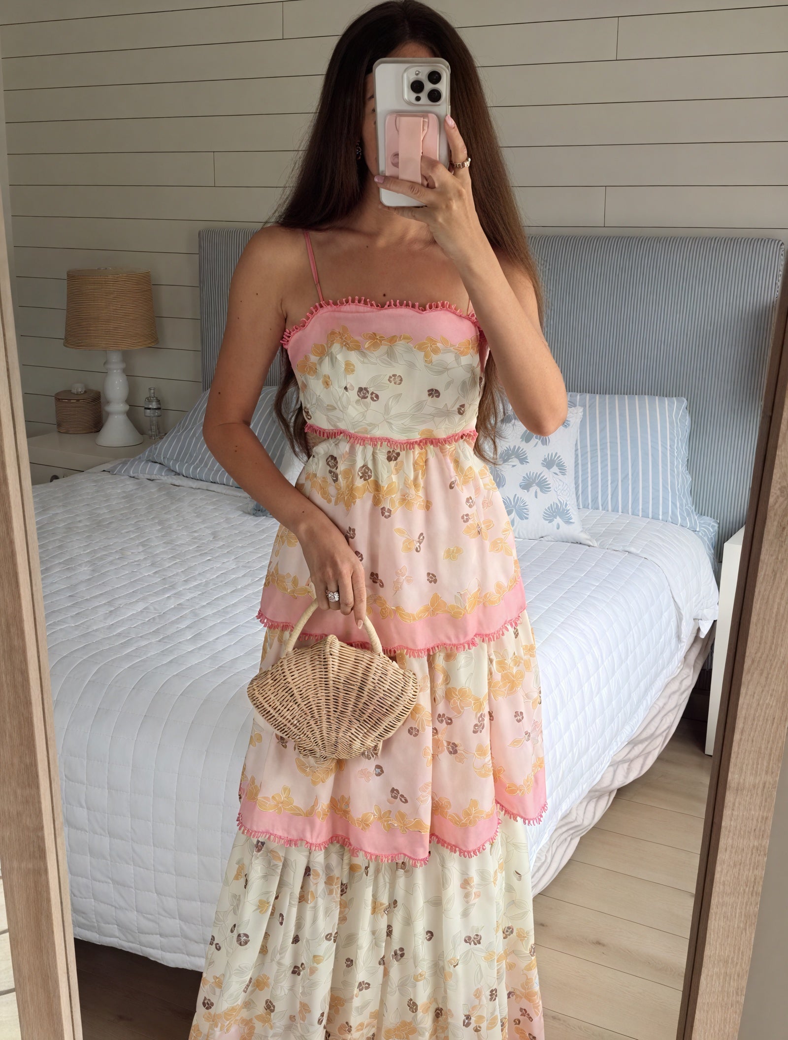 Vestido Floral Escalonado con Detalles Cut-Out