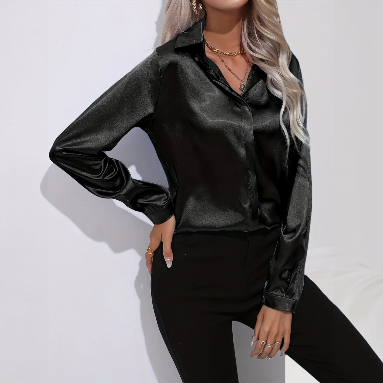 Blusa Elegante de Satén con Cuello Clásico