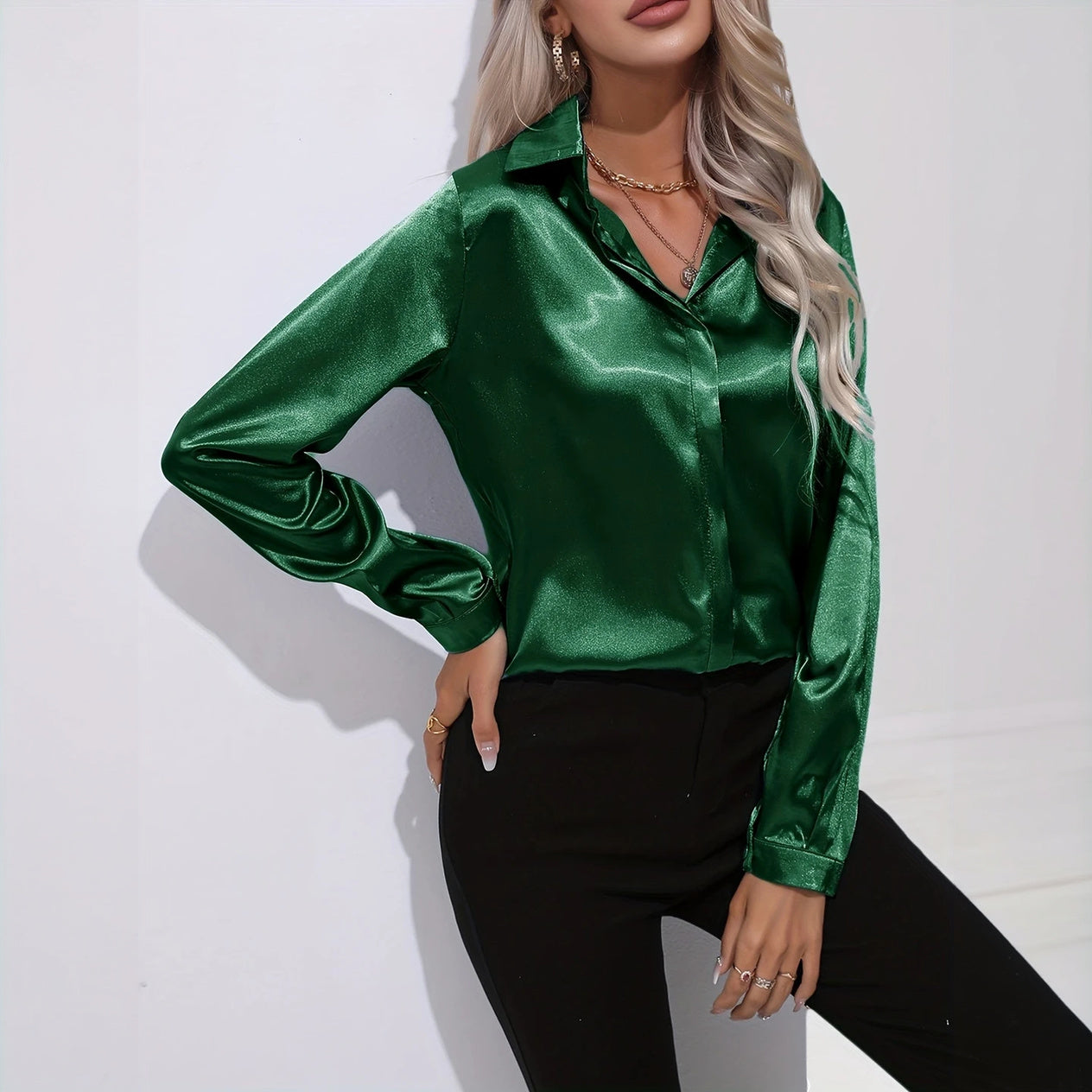 Blusa Elegante de Satén con Cuello Clásico