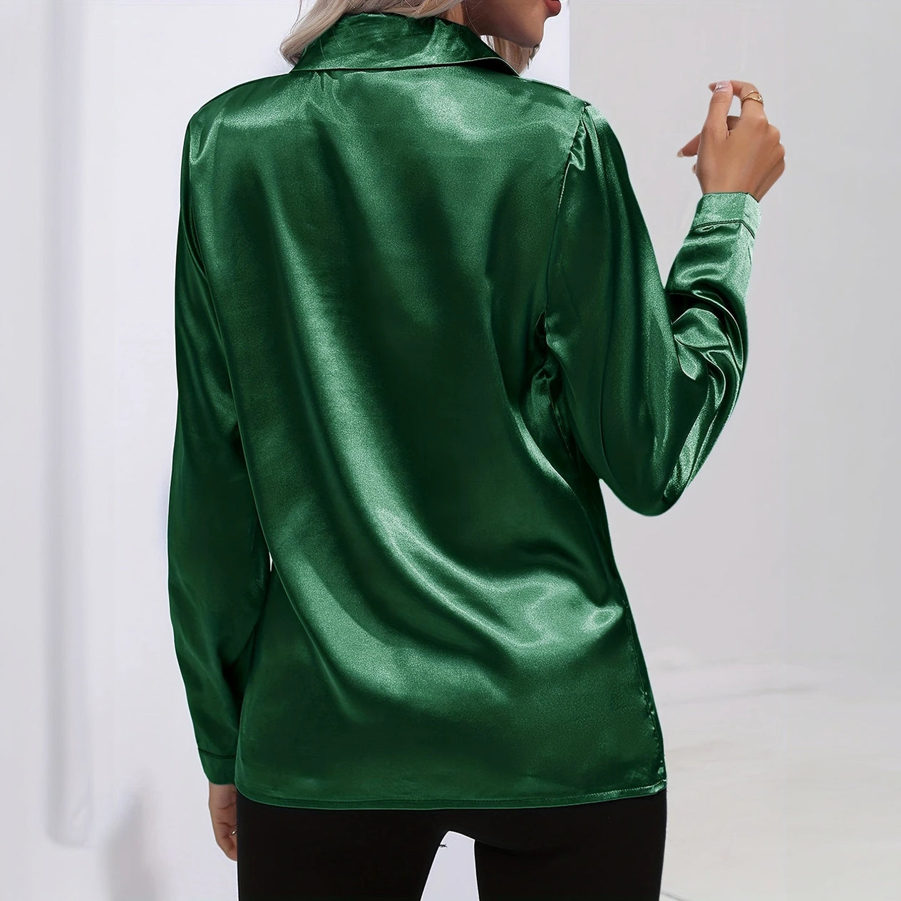 Blusa Elegante de Satén con Cuello Clásico