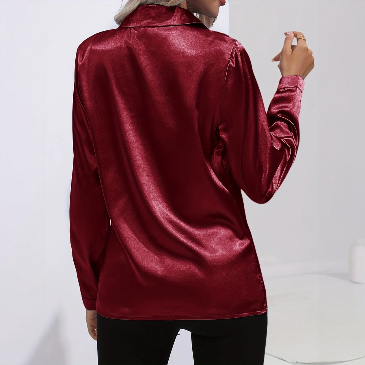 Blusa Elegante de Satén con Cuello Clásico