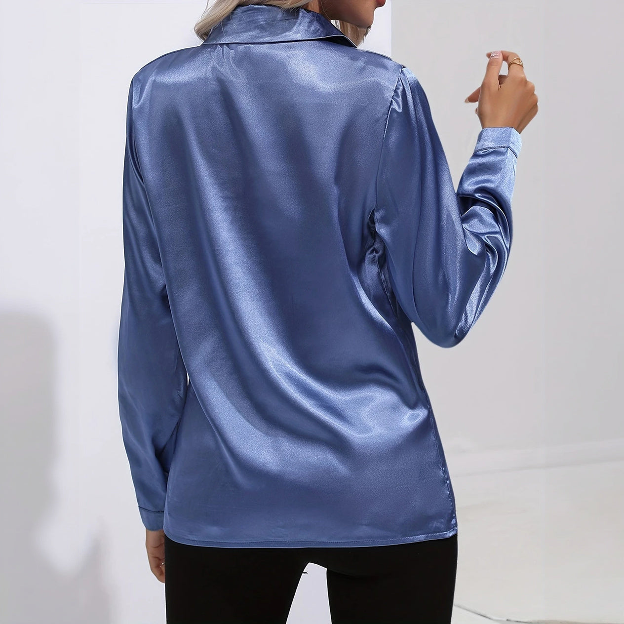 Blusa Elegante de Satén con Cuello Clásico