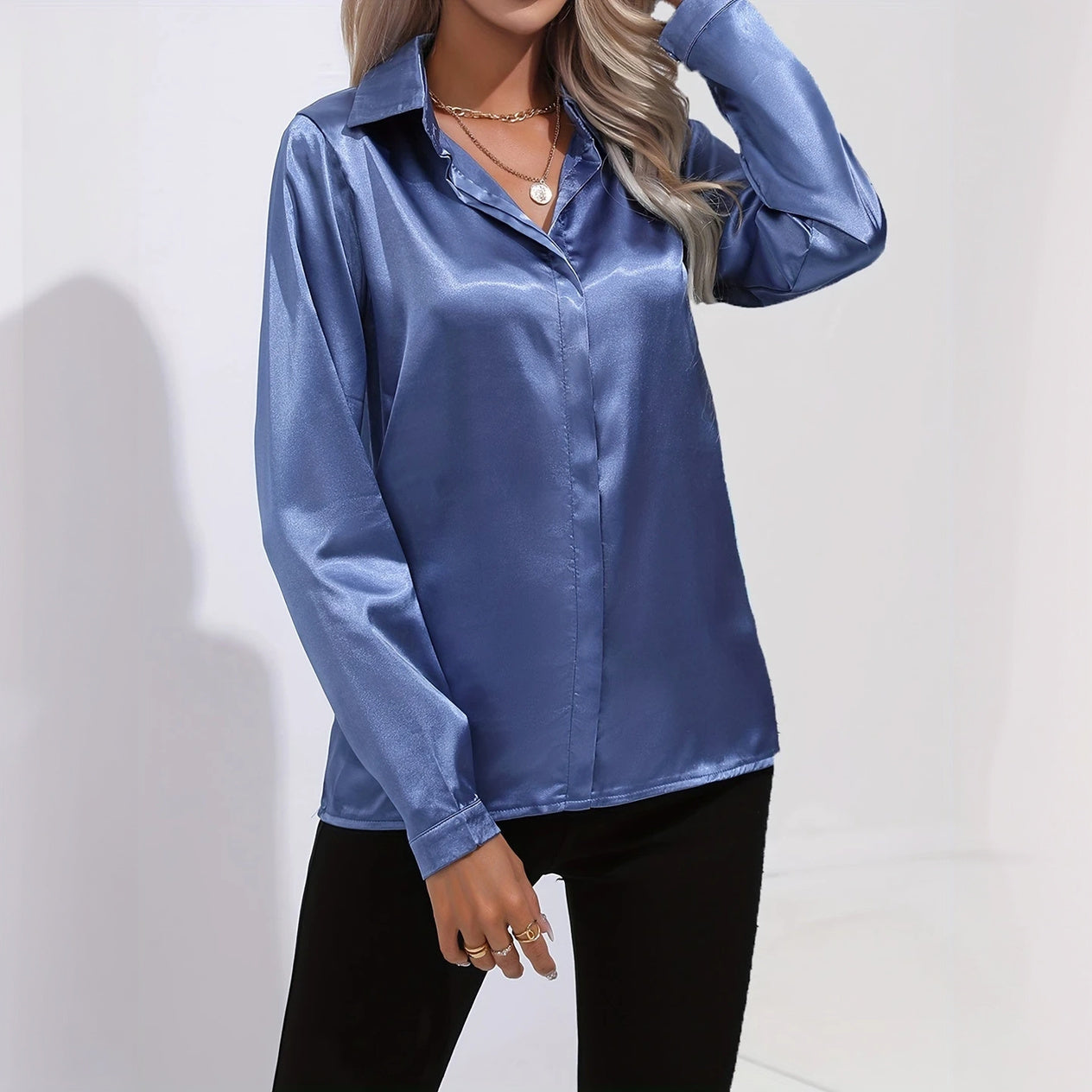 Blusa Elegante de Satén con Cuello Clásico
