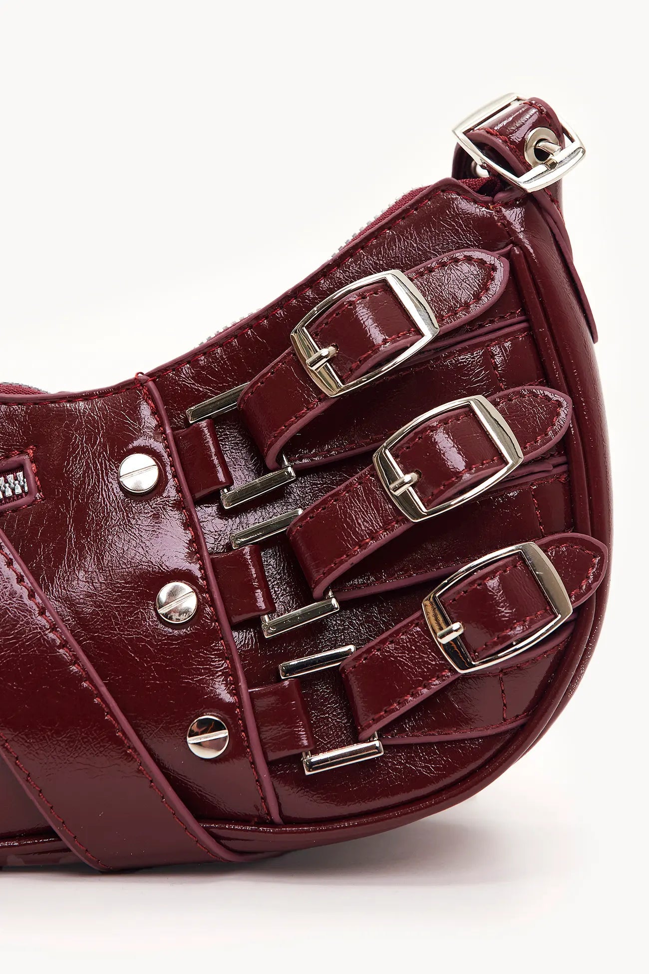 Bolso Baguette con Detalles Metálicos