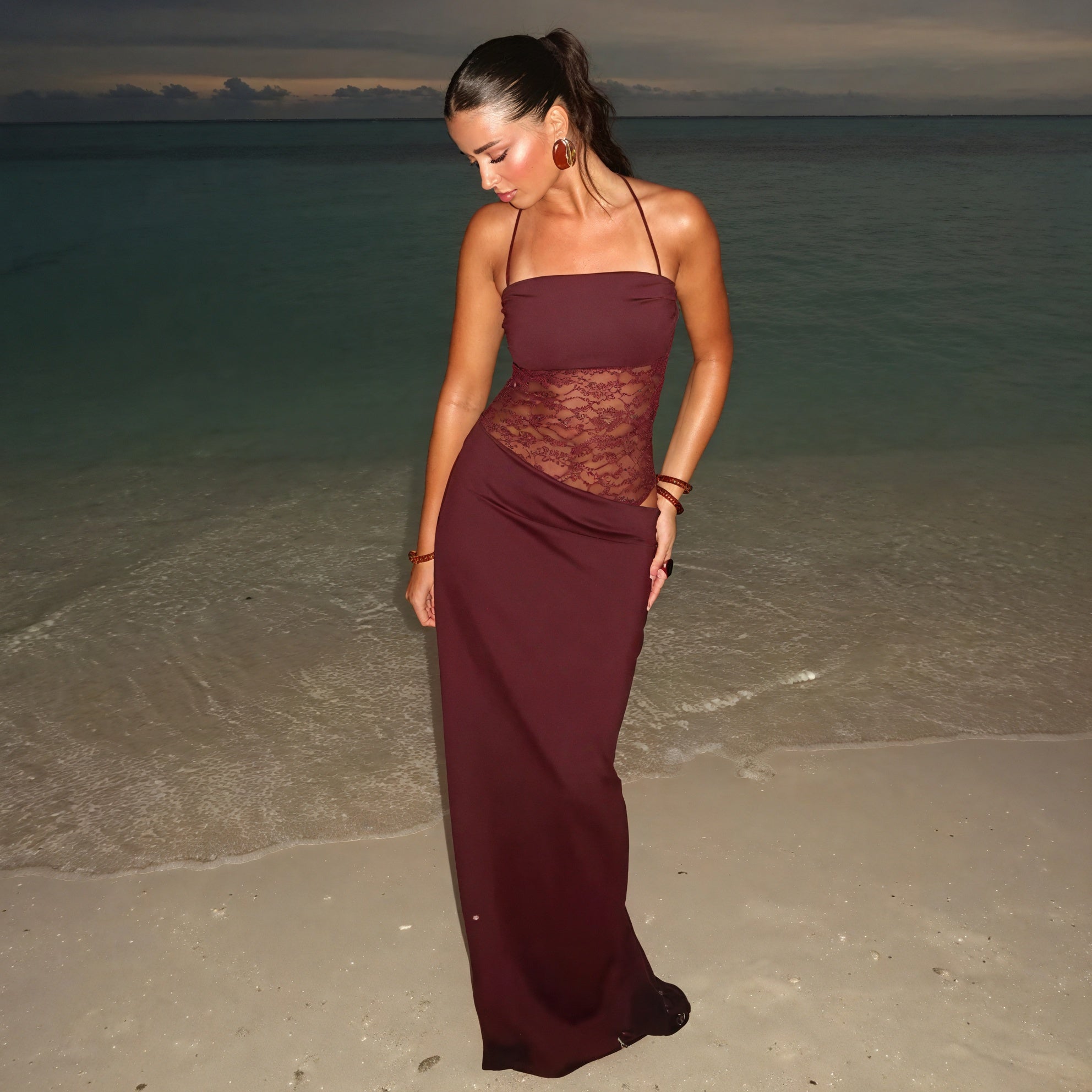 Vestido Largo de Encaje con Aberturas Chic
