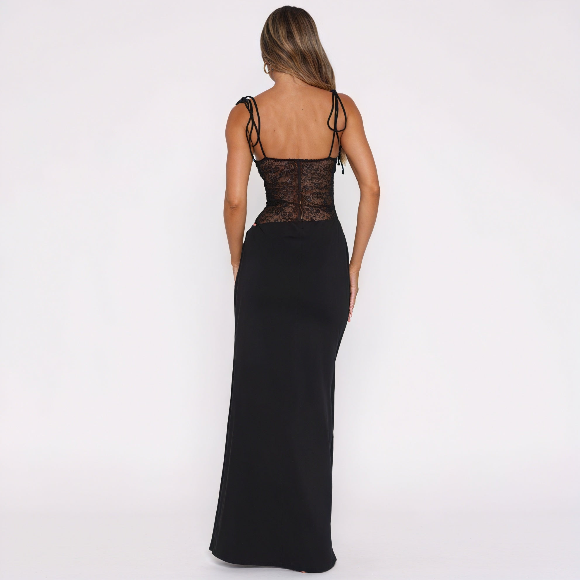 Vestido Largo de Encaje con Aberturas Chic