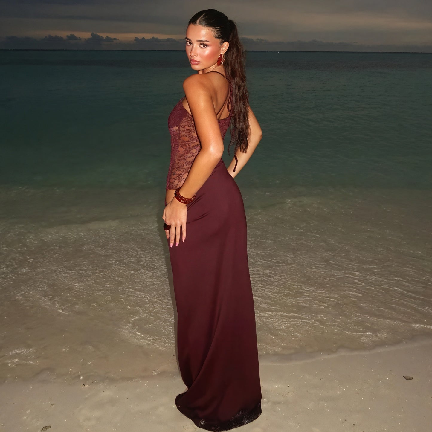 Vestido Largo de Encaje con Aberturas Chic